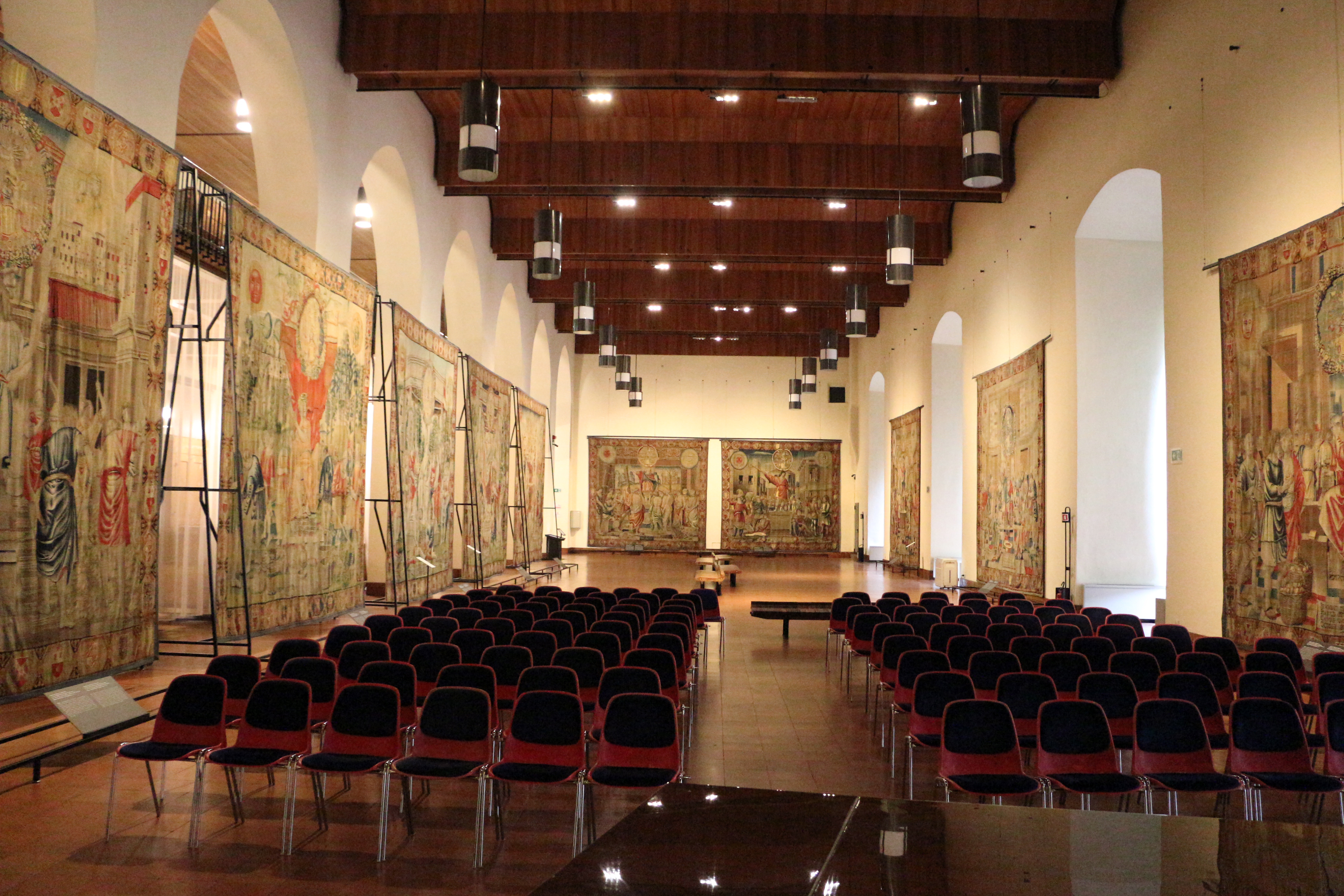 Sala degli arazzi trivulzio, 02