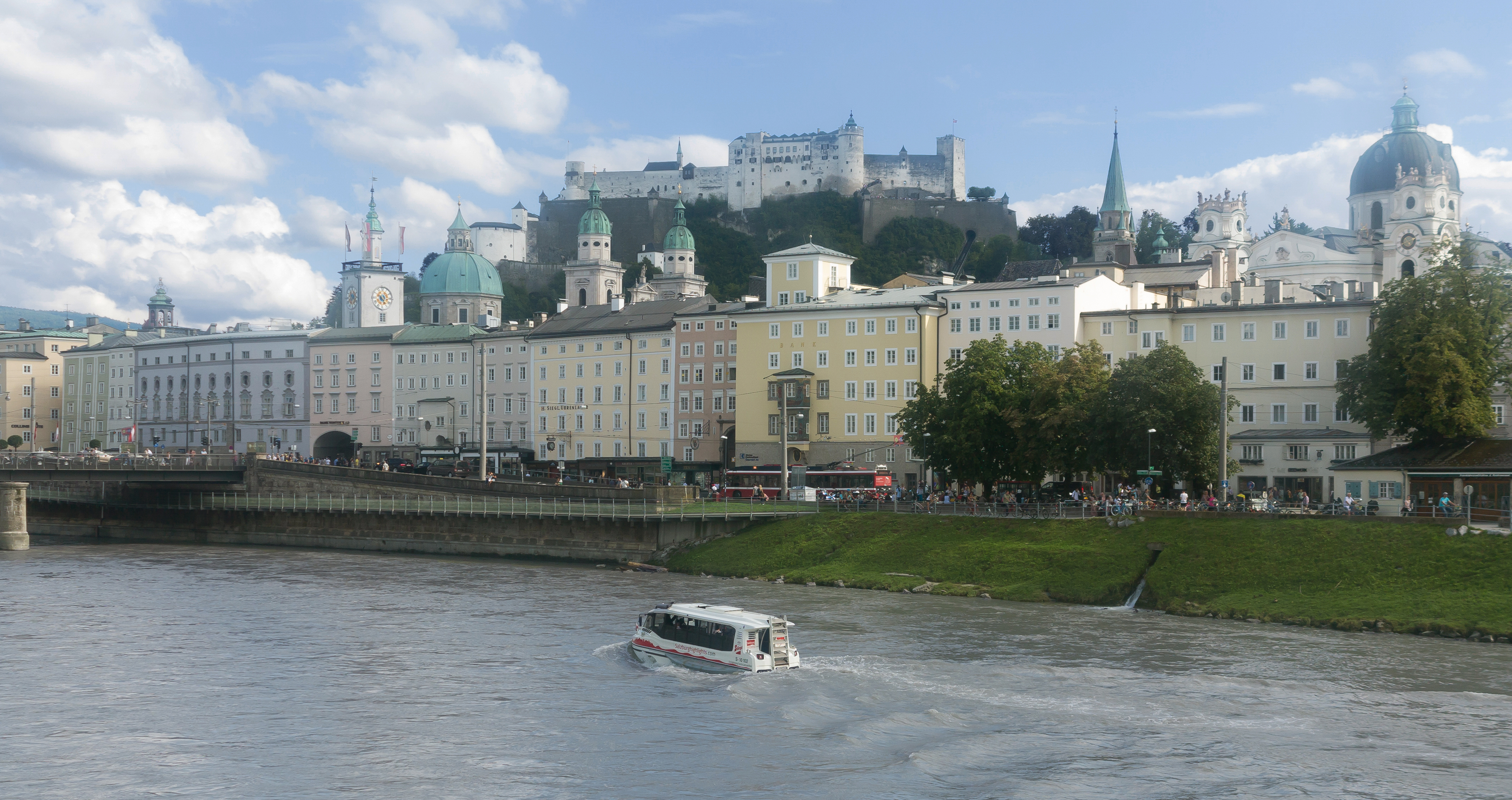 Salzburg, stadszicht vanaf der Makartsteg met der Festung Hohensalzburg Dm60894 panorama1 foto2 2017-08-13 16.21
