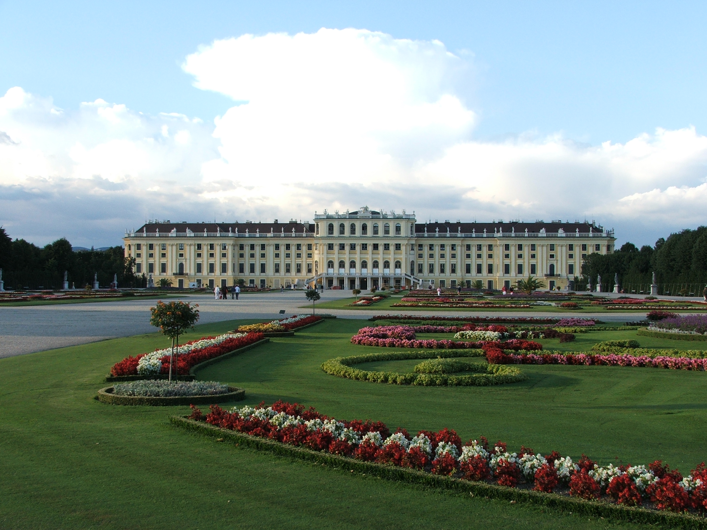 Schonebrunn palace flowers