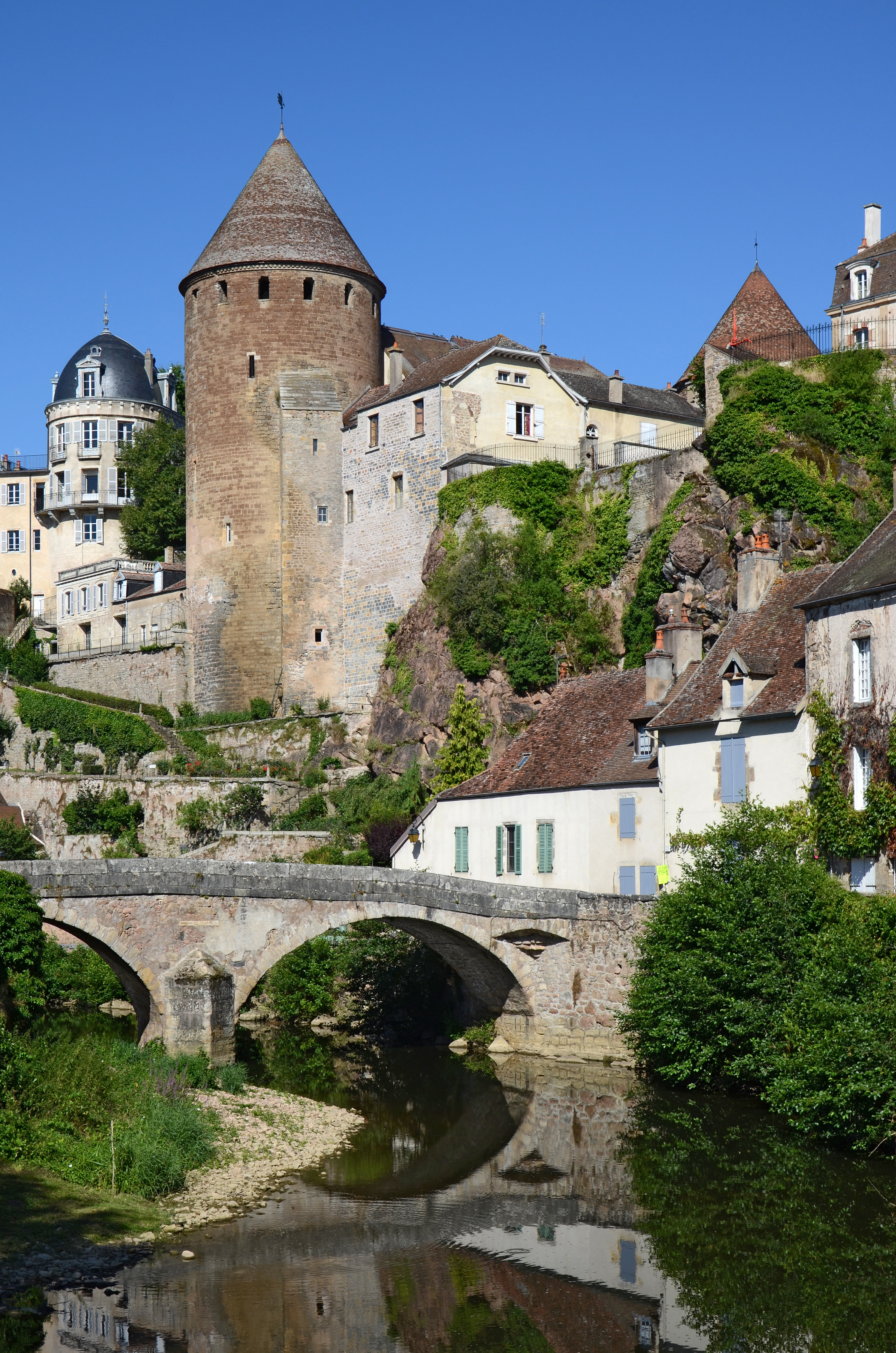 Semur-en-Auxois-Chateau-et-pont-Pinard-dpt-Côte-d'Or-DSC 0431