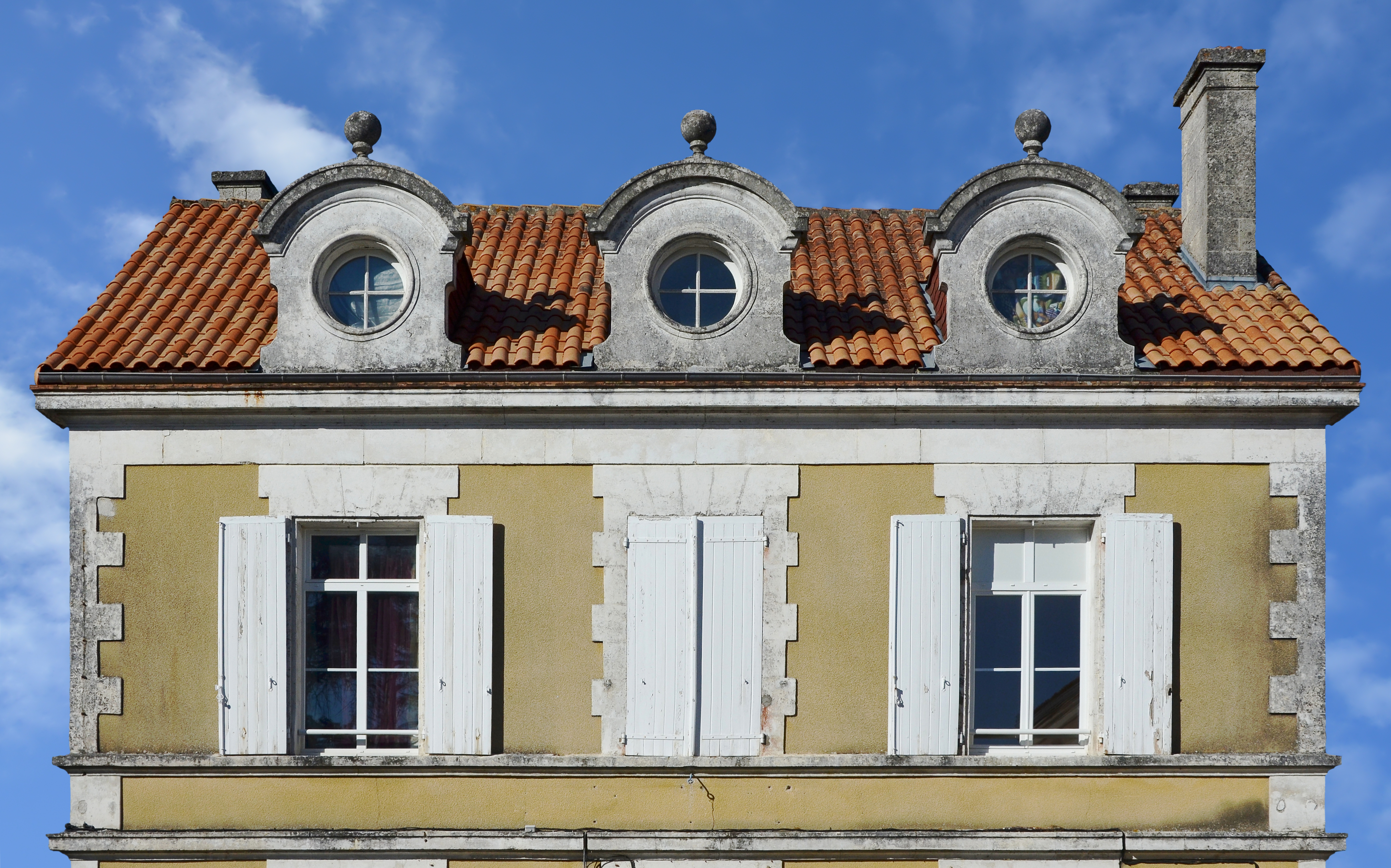 Sers 16 Maison XIXe Chiens assis 2014