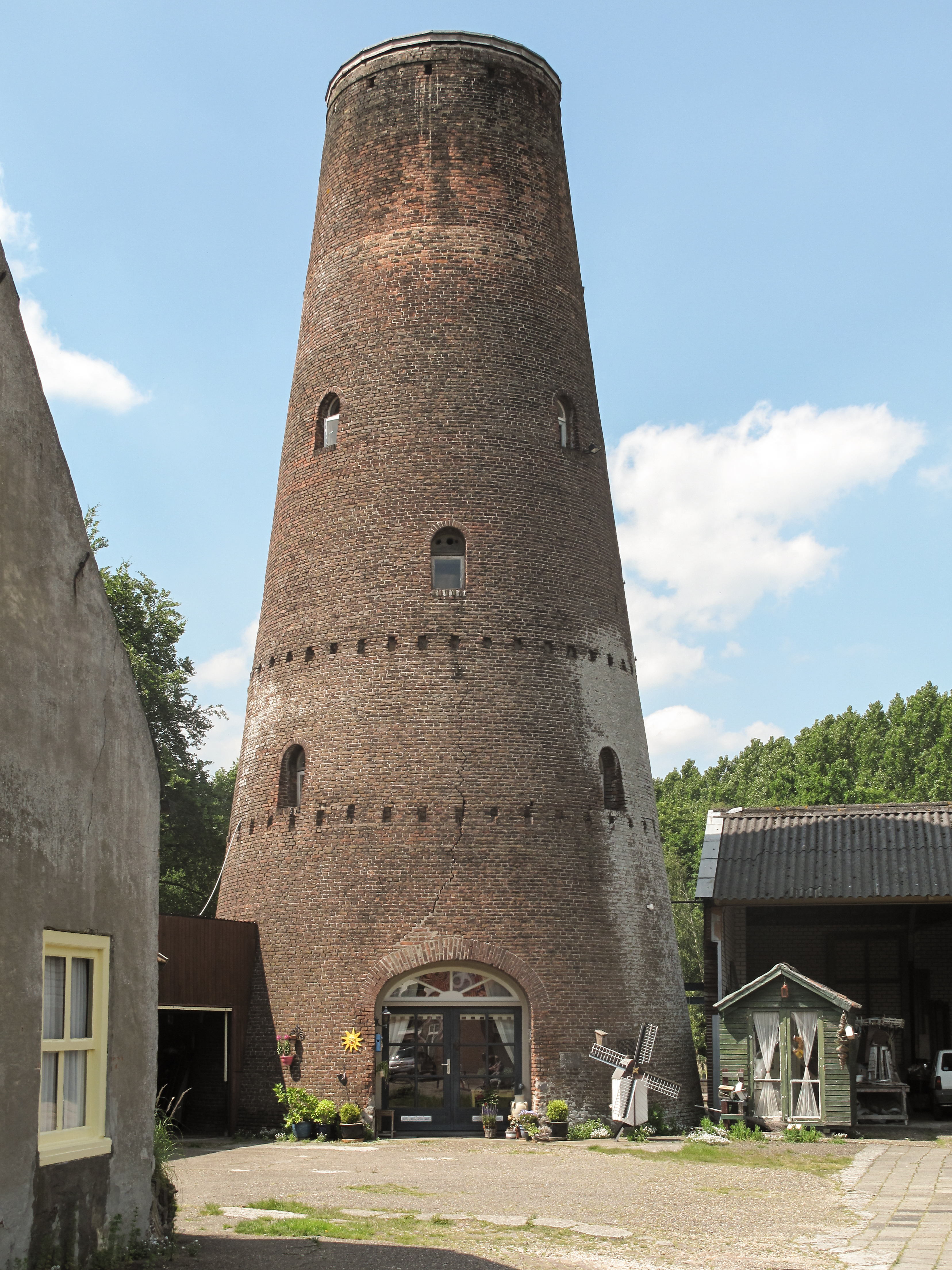 Sint Oedenrode, molenromp RM527511 foto1 2014-05-19 14.22