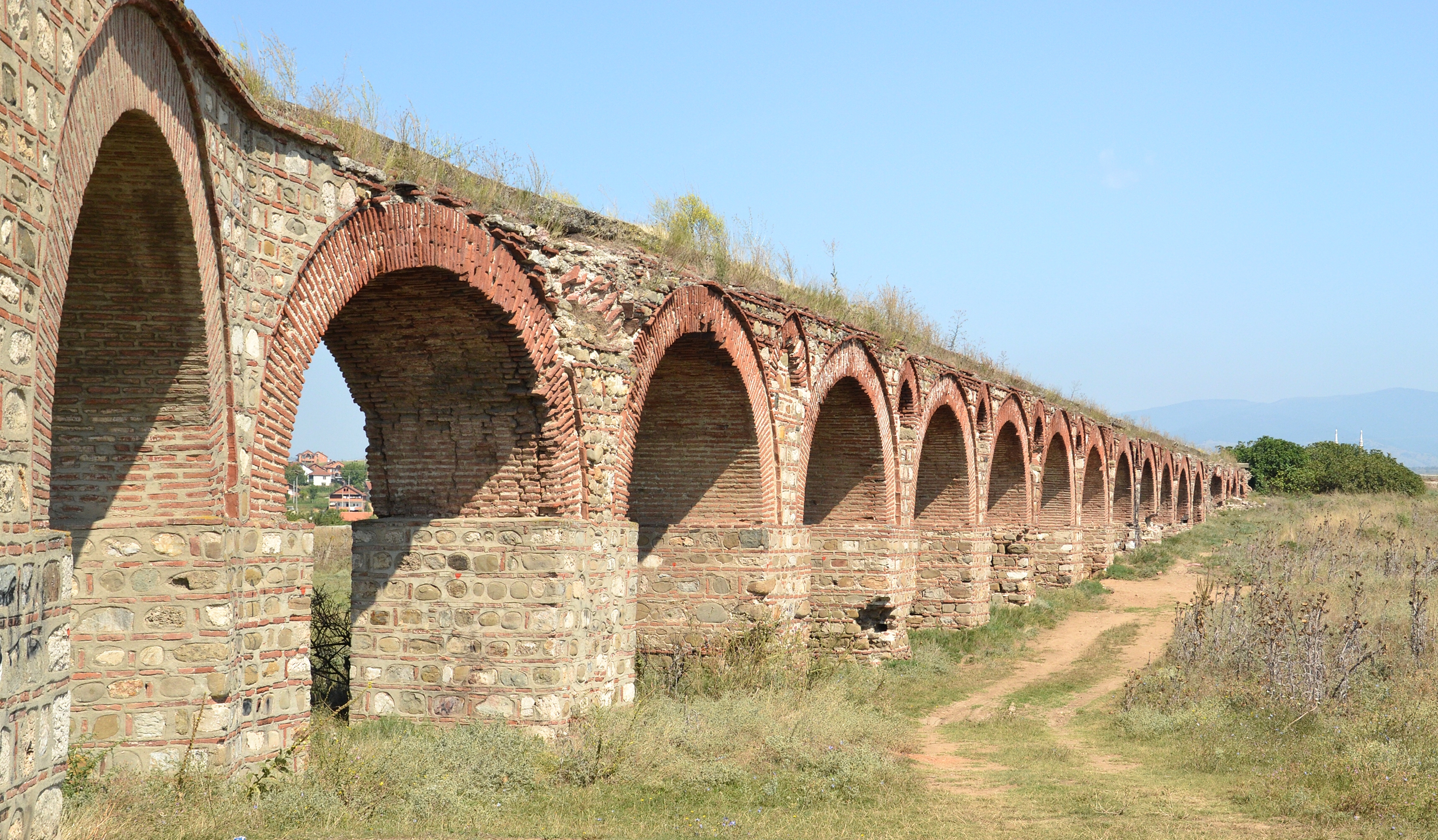Skopje (Скопје, Shkupi) - aqueduct
