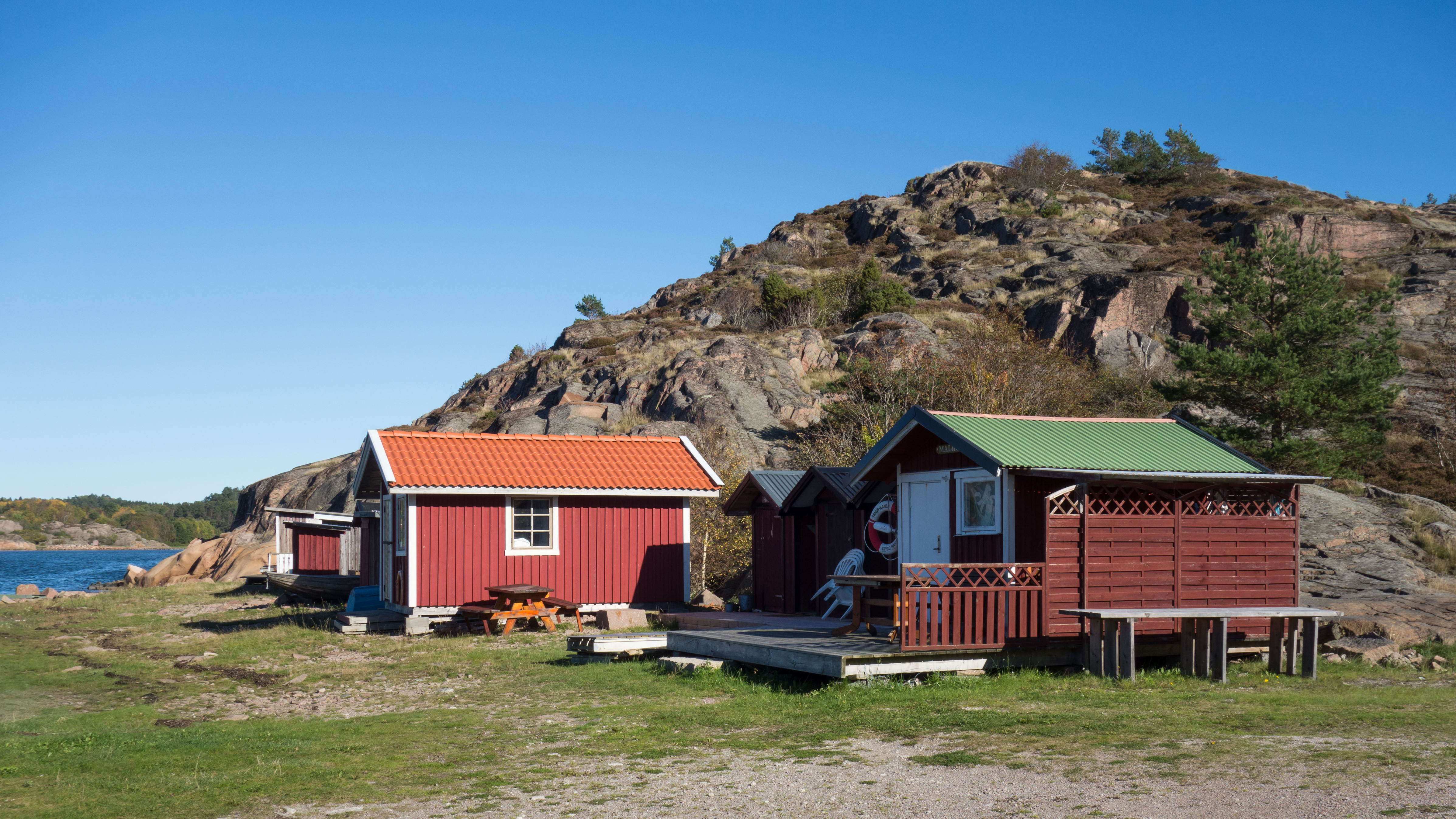 Small huts at Loddebo