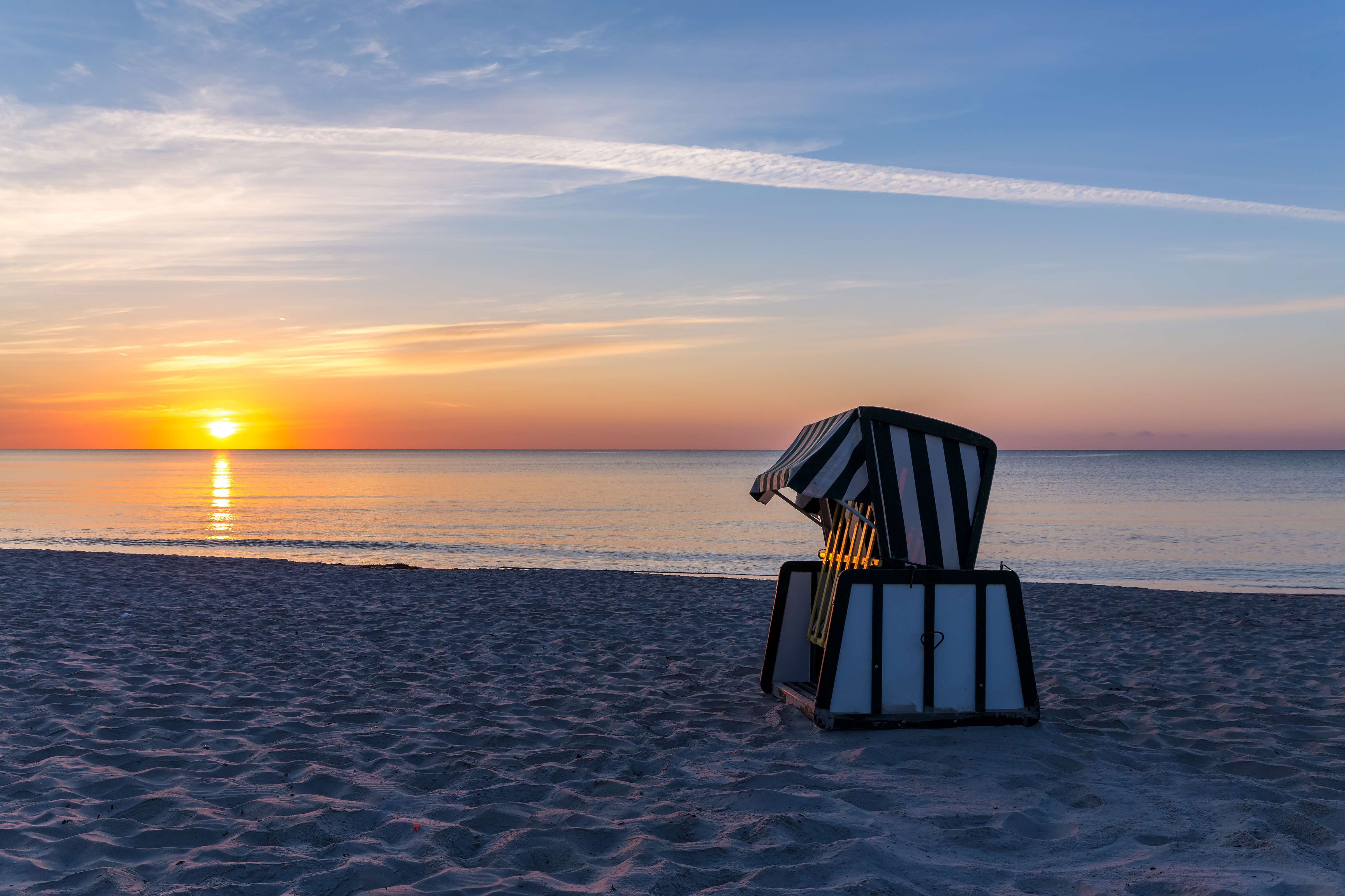 Strandkorb am Strand von Juliusruh bei Sonnenaufgang, 150617, ako