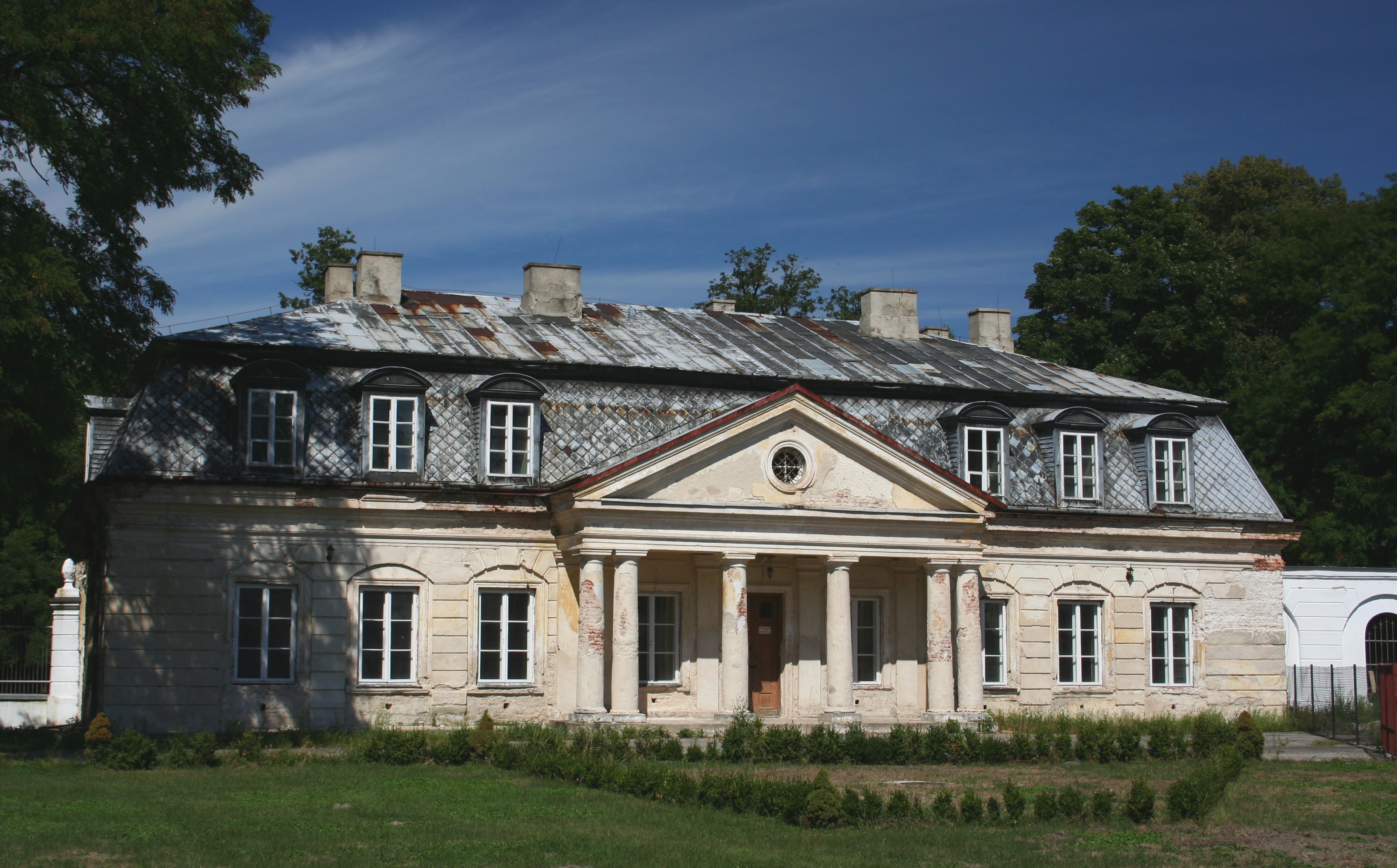 Szczekociny zespol palacowy fragment 12. 08.08 p
