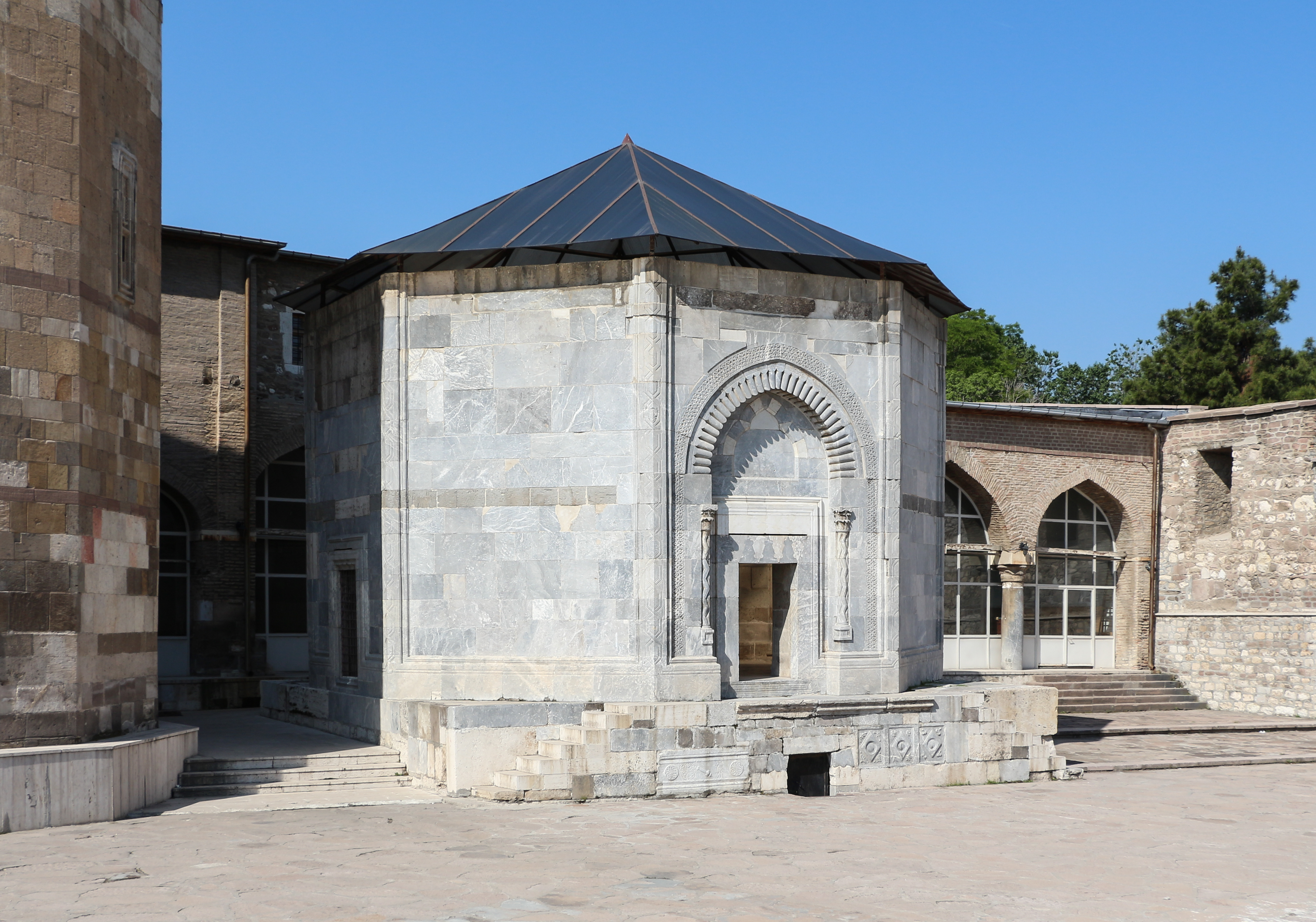 Türbe Yarim Kümbet