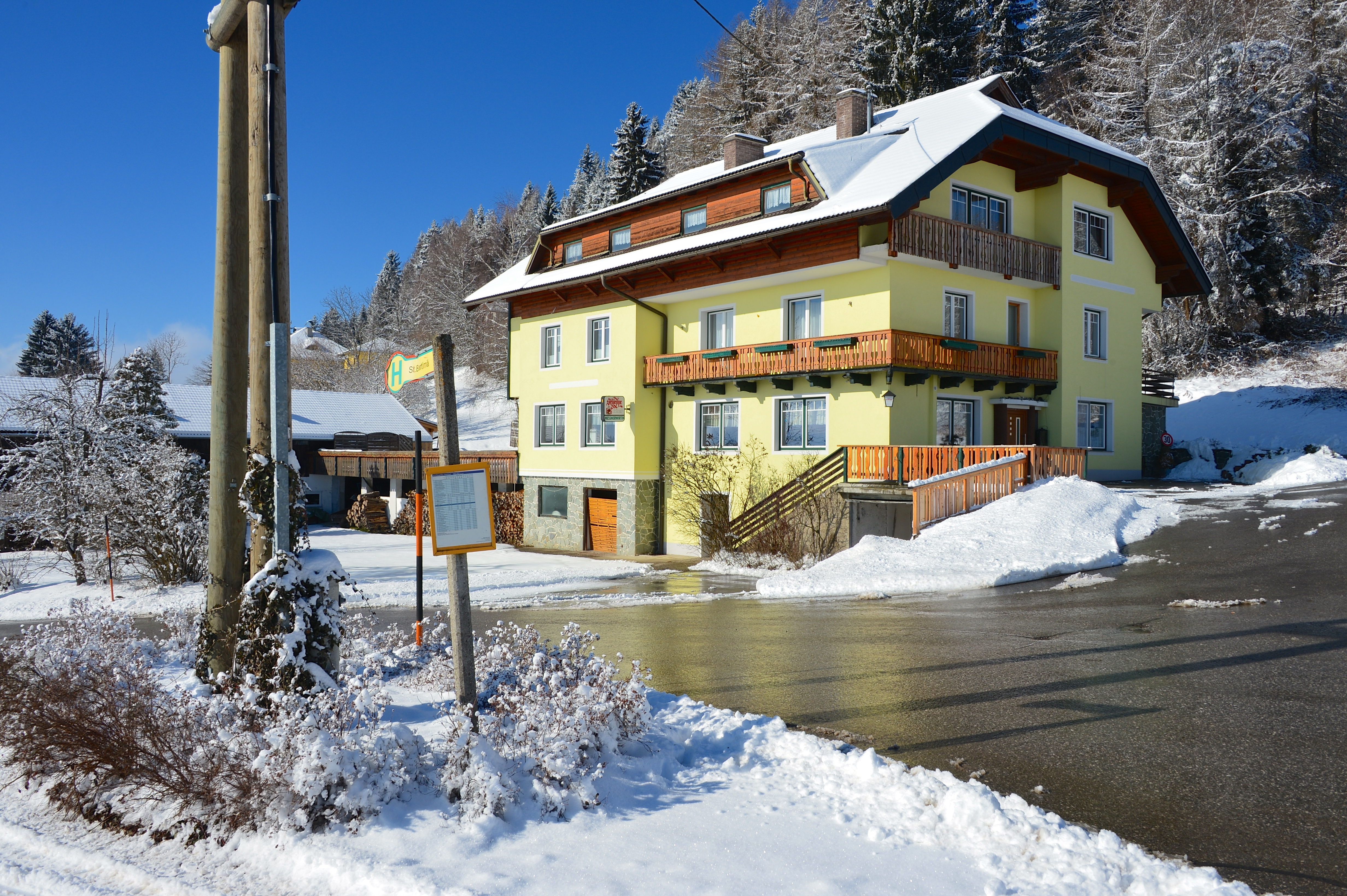 Techelsberg Sankt Bartlmae Bushaltestelle und Messnerwirtin 31012015 857