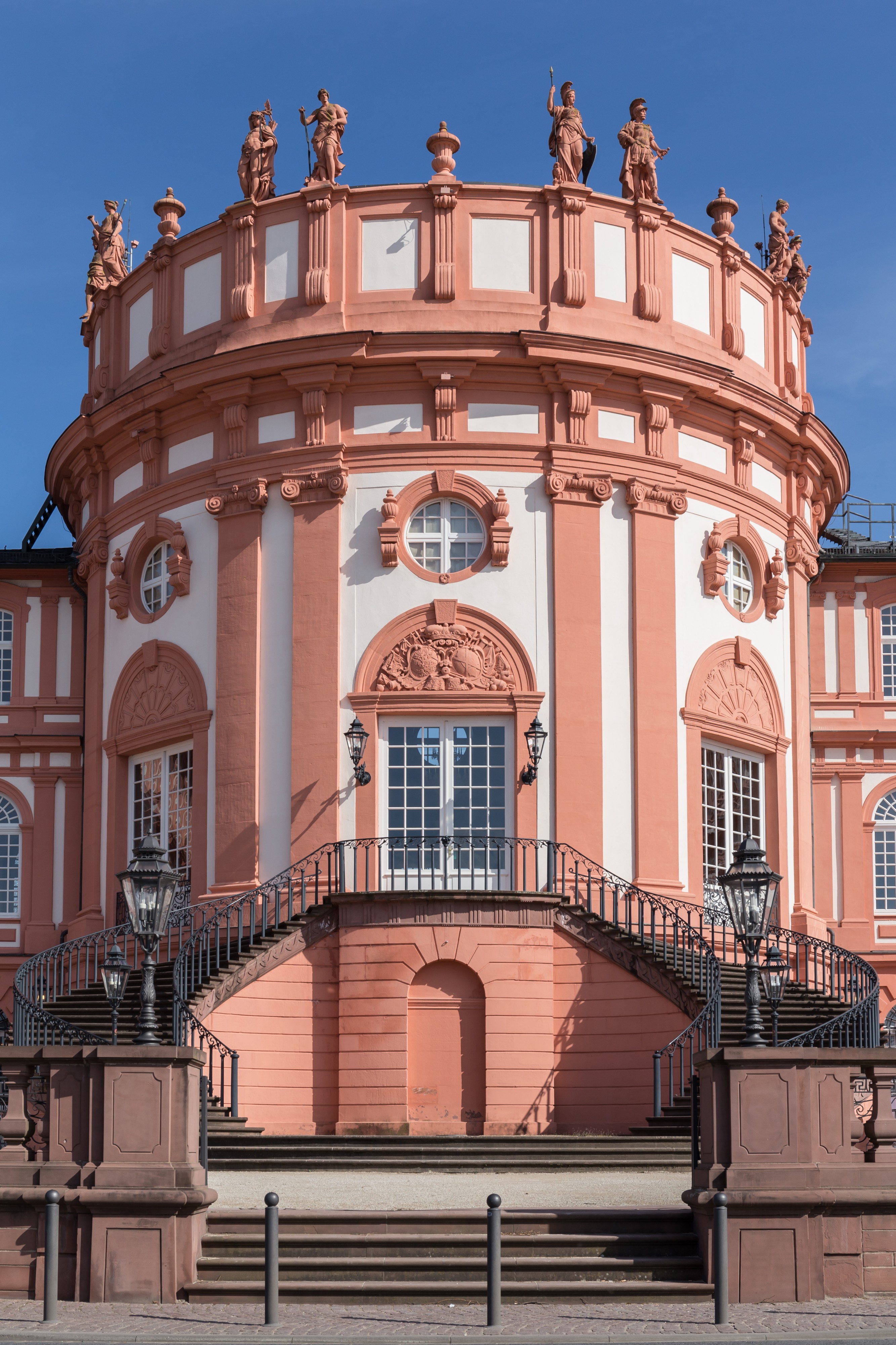 150403 Rotunde Schloss Biebrich Südseite
