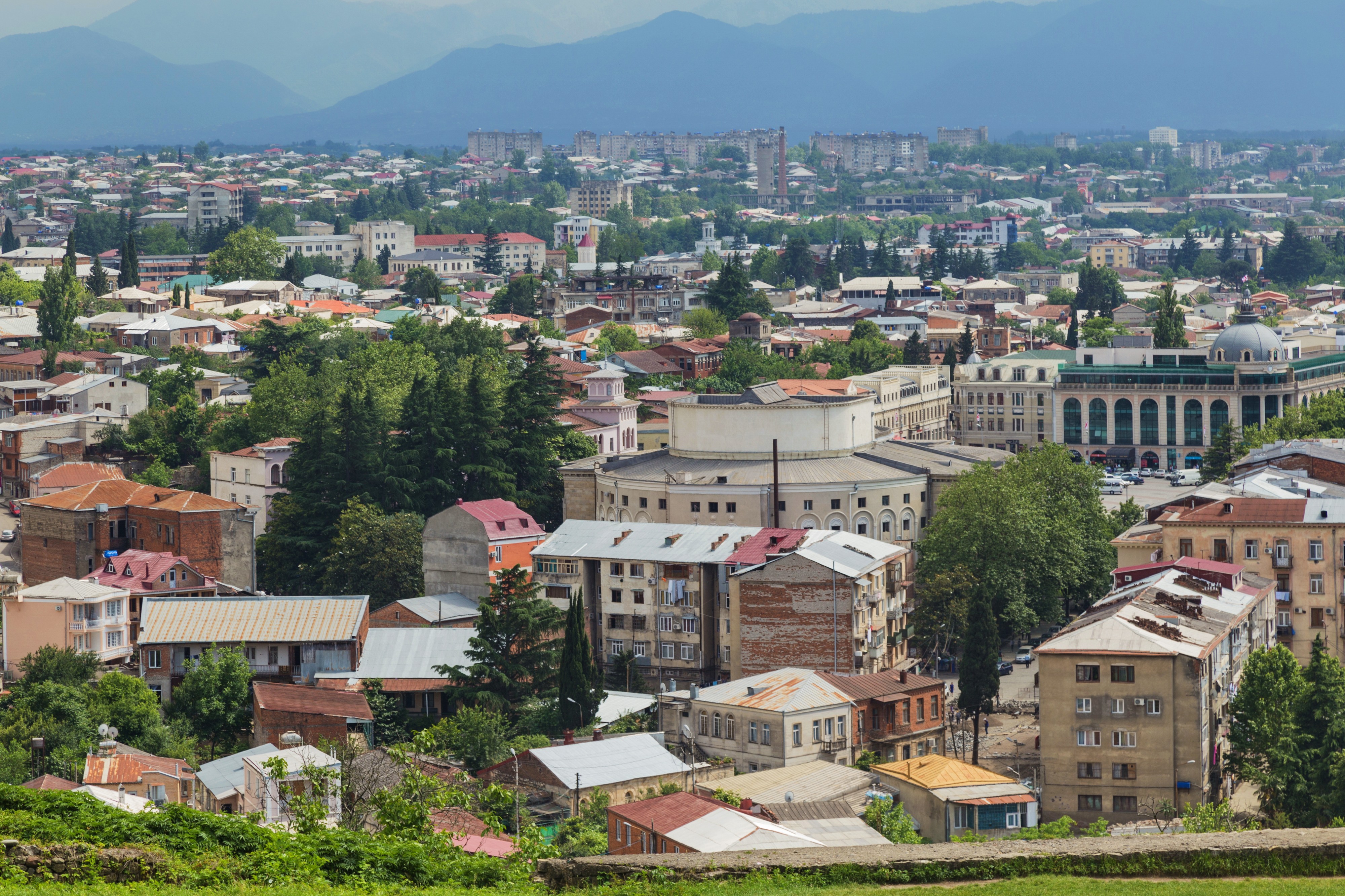 2016 Kutaisi, Widok na miasto spod katedry Bagrati (04)