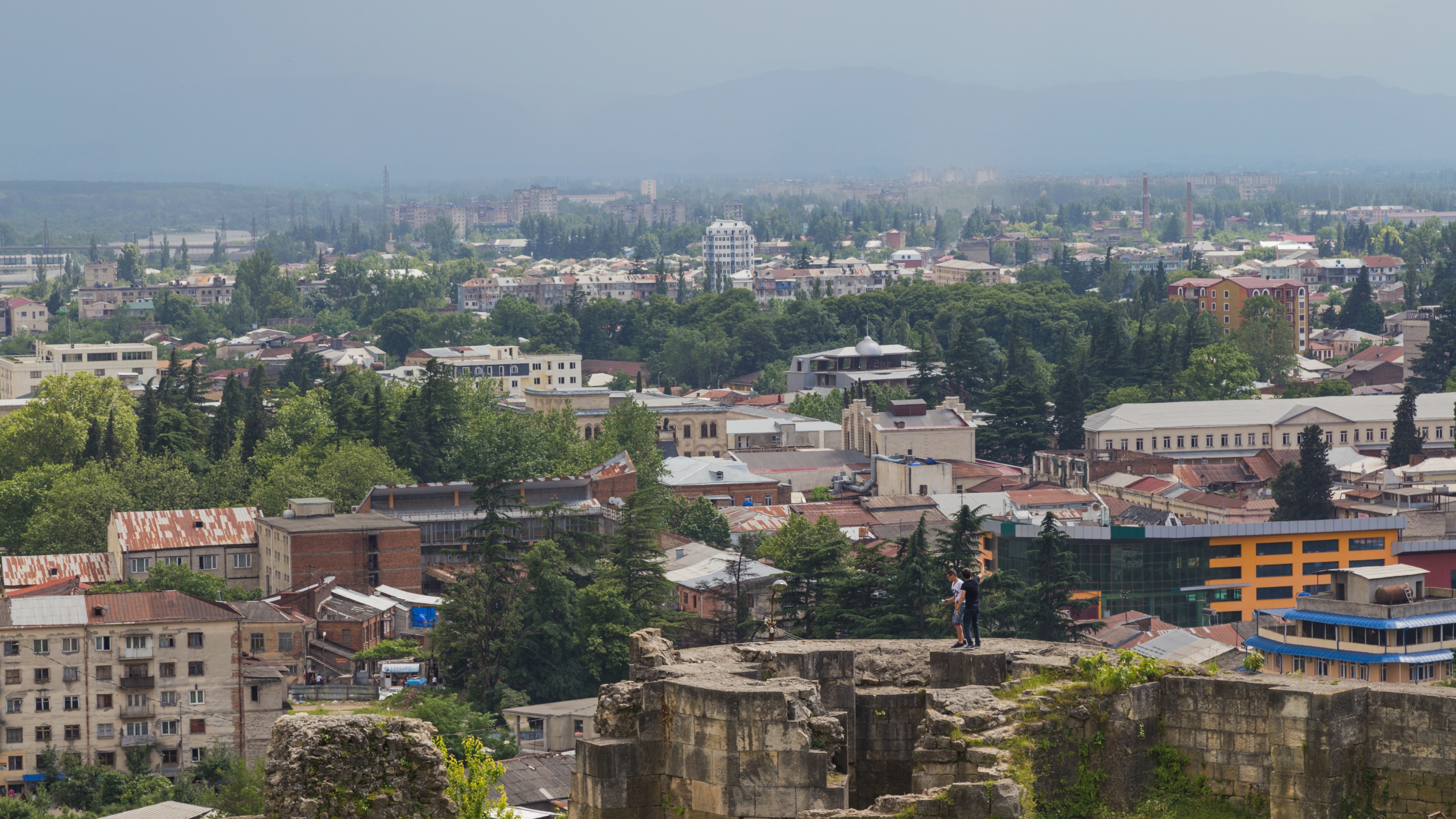 2016 Kutaisi, Widok na miasto spod katedry Bagrati (08)