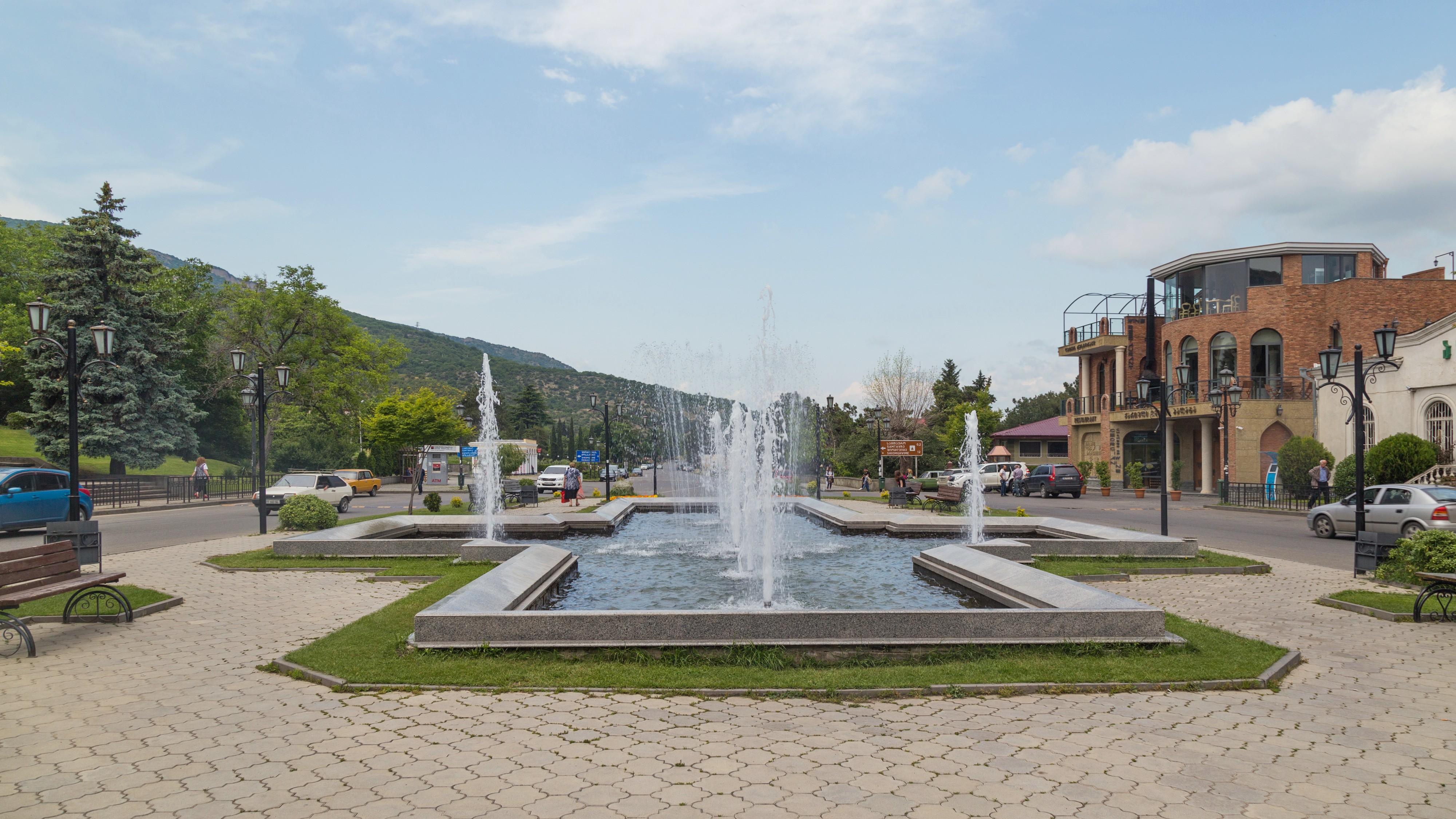 2016 Mccheta, Plac z fontanną (02)