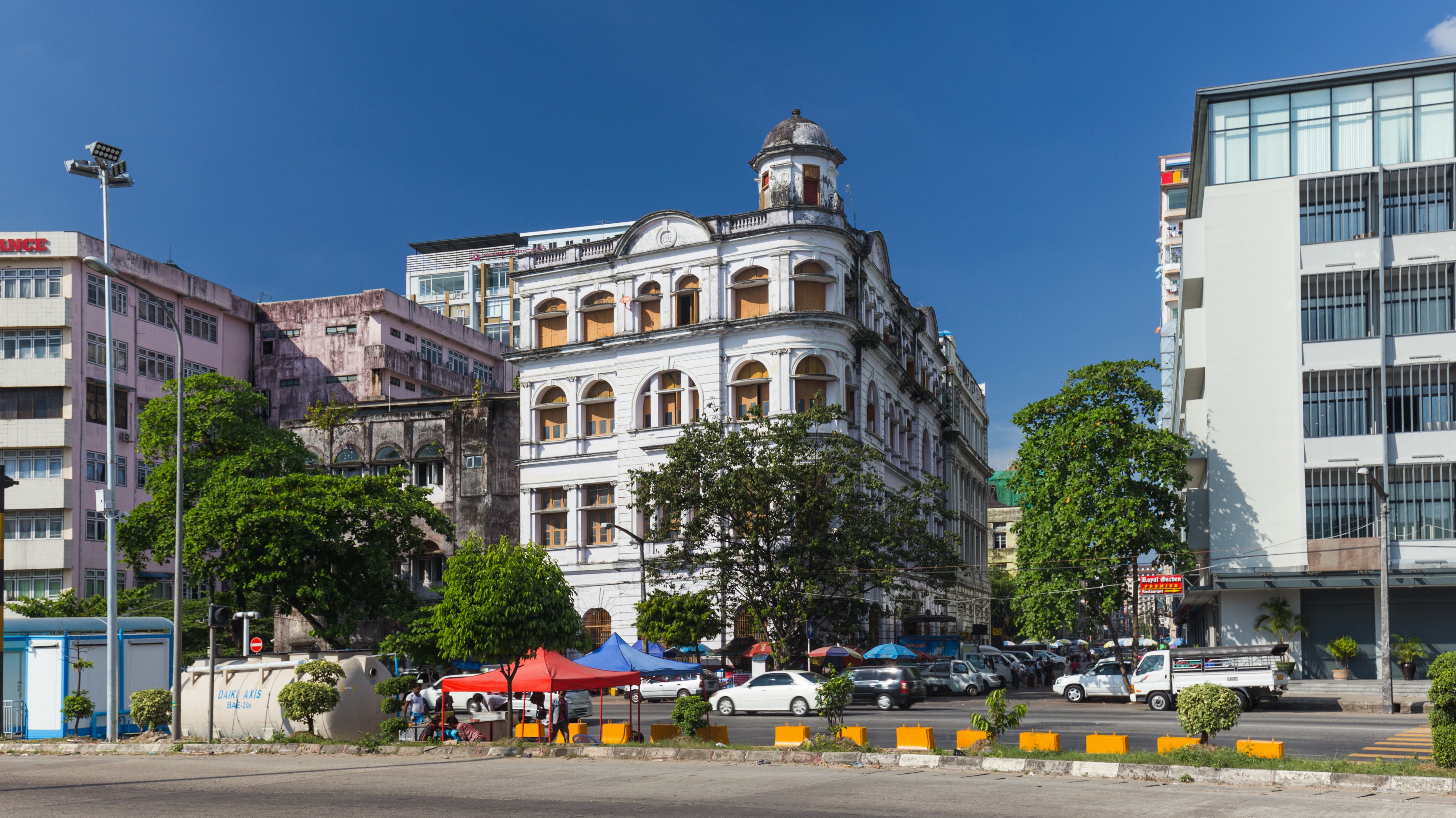 2016 Rangun, Budynki wzdłuż ulicy Strand (03)