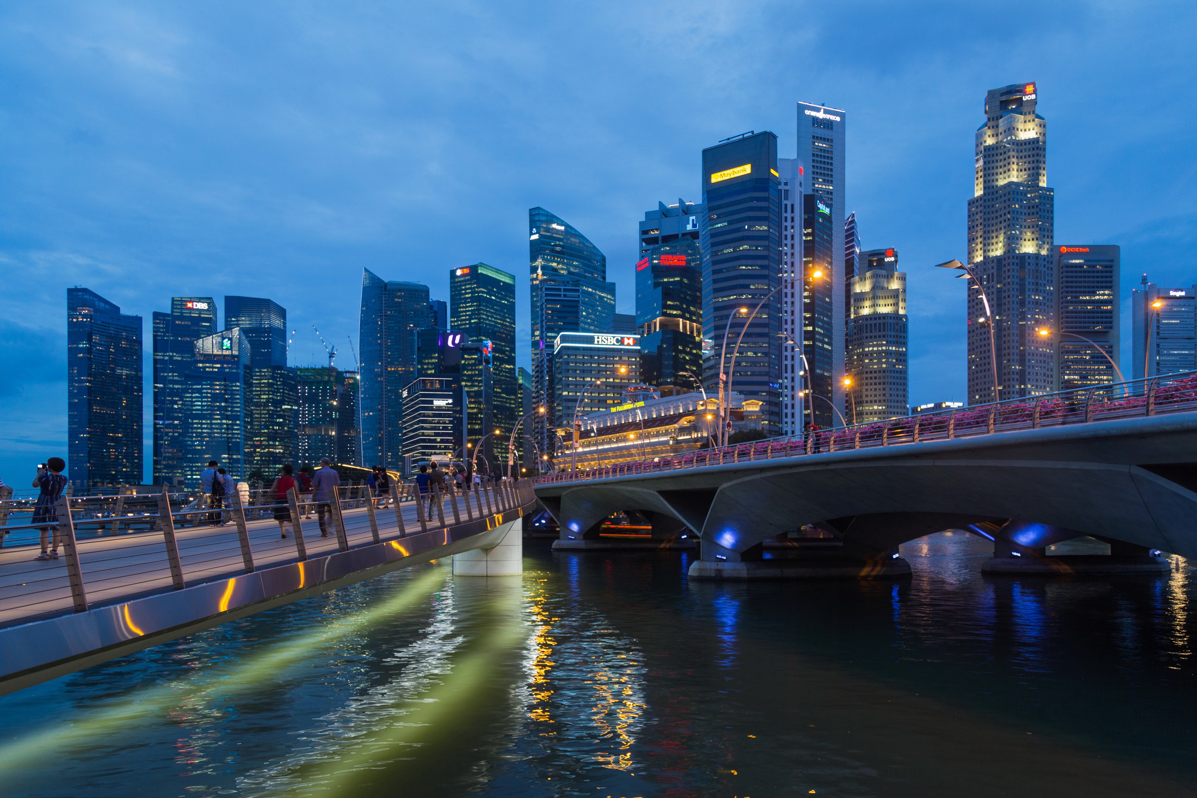 2016 Singapur, Downtown Core, Wieczorny widok na Central Business District od strony promenady Esplanade (01)