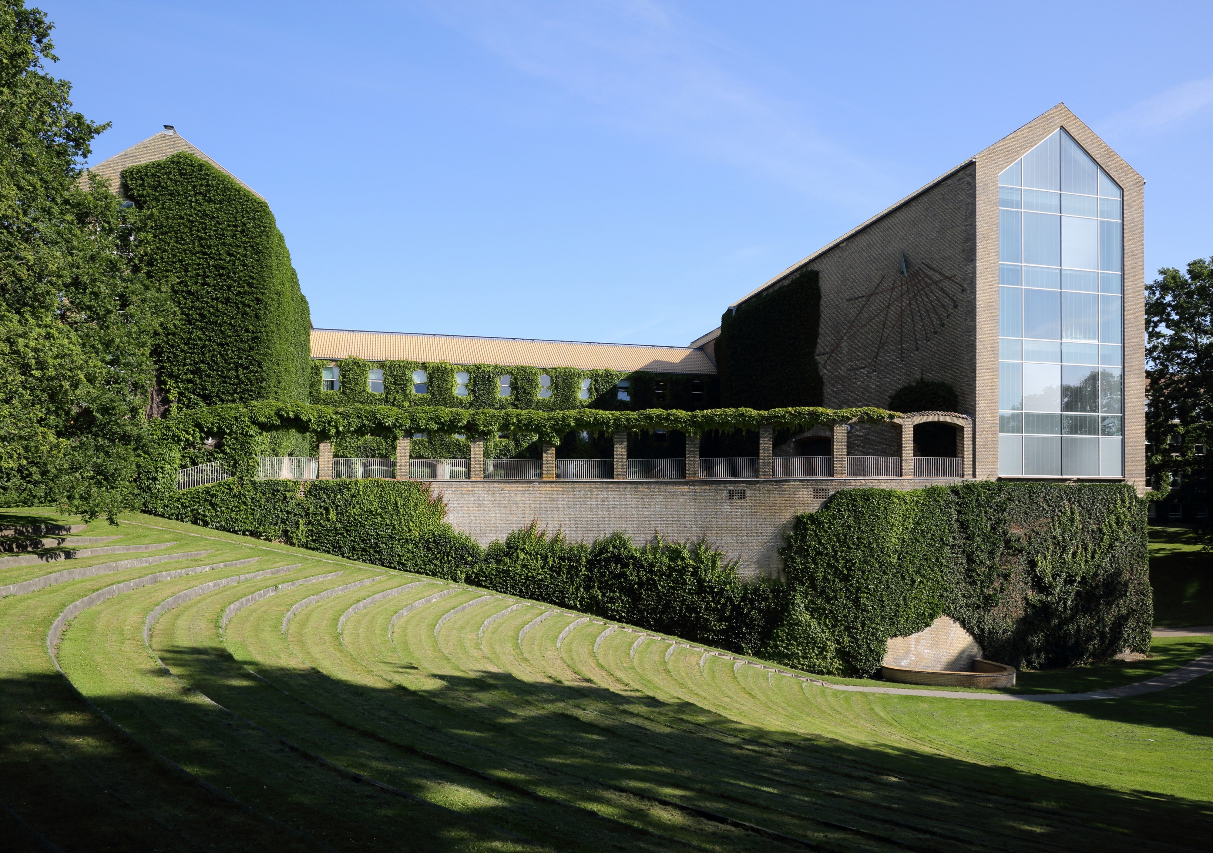 Aarhus Universitets hovedbygning set fra parken