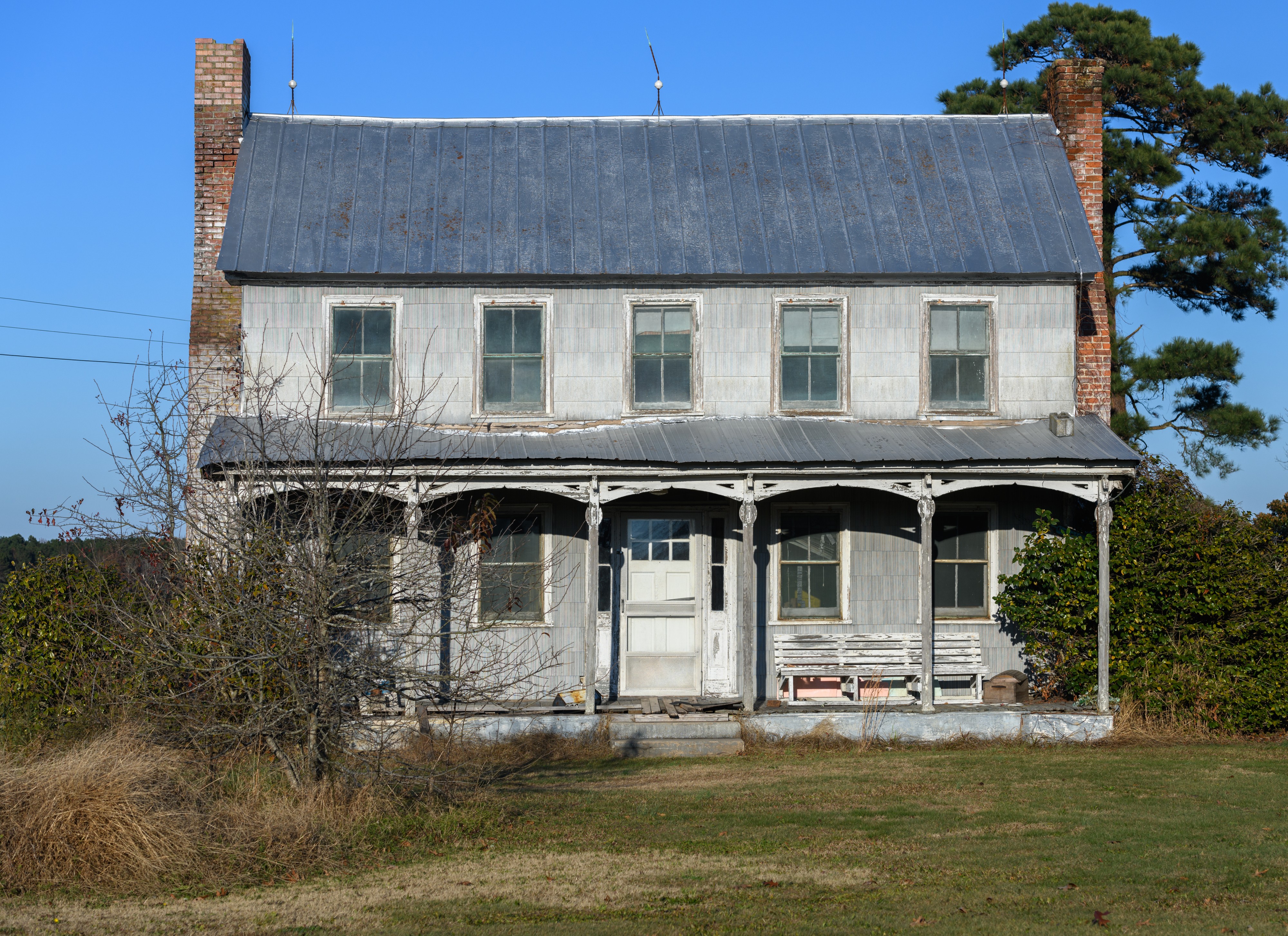 Abandoned Virginia farmhouse in Creeds LR