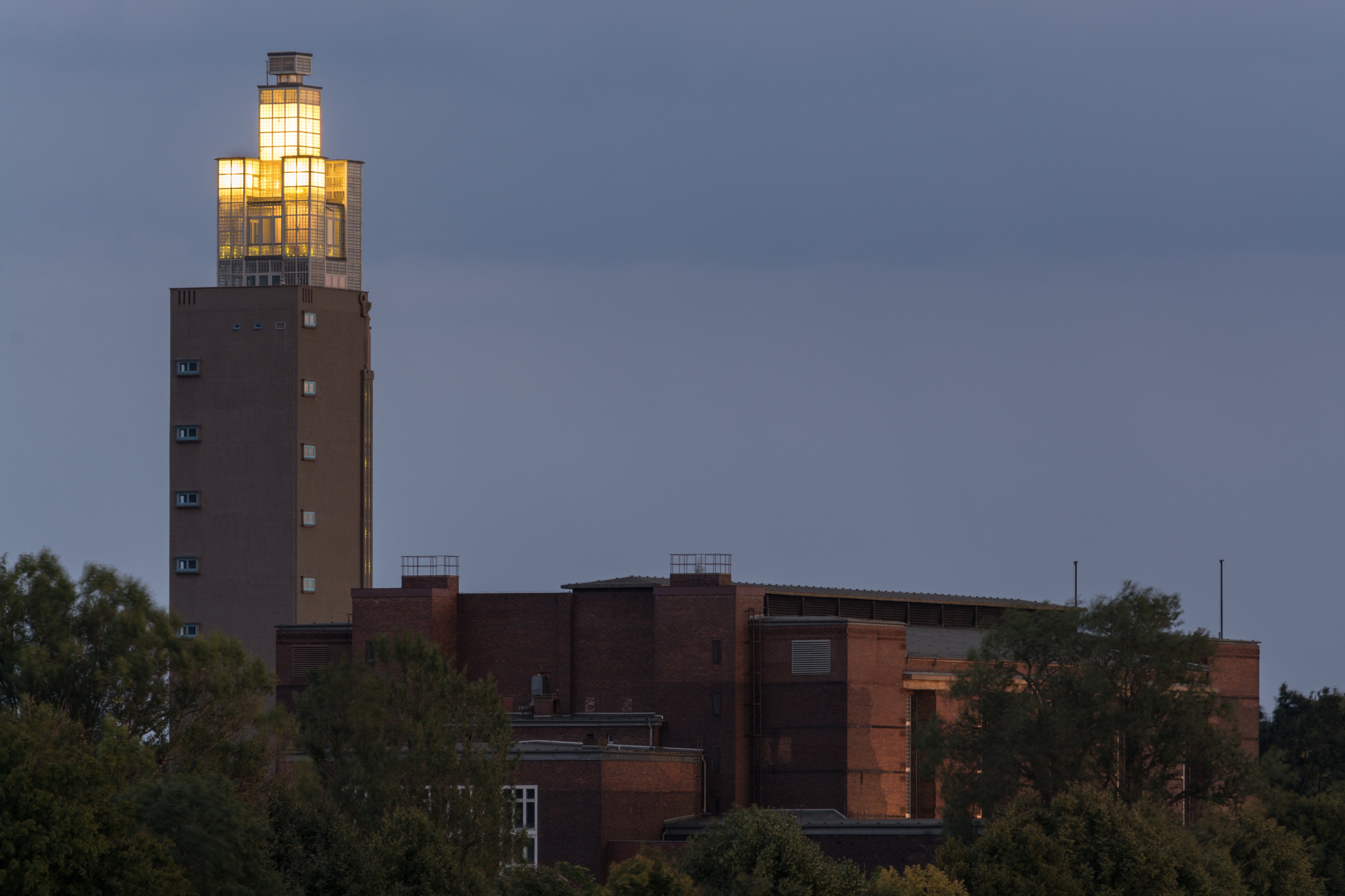 Albinmüller-Turm (Magdeburg-Werder).Stadthalle.Abend.ajb