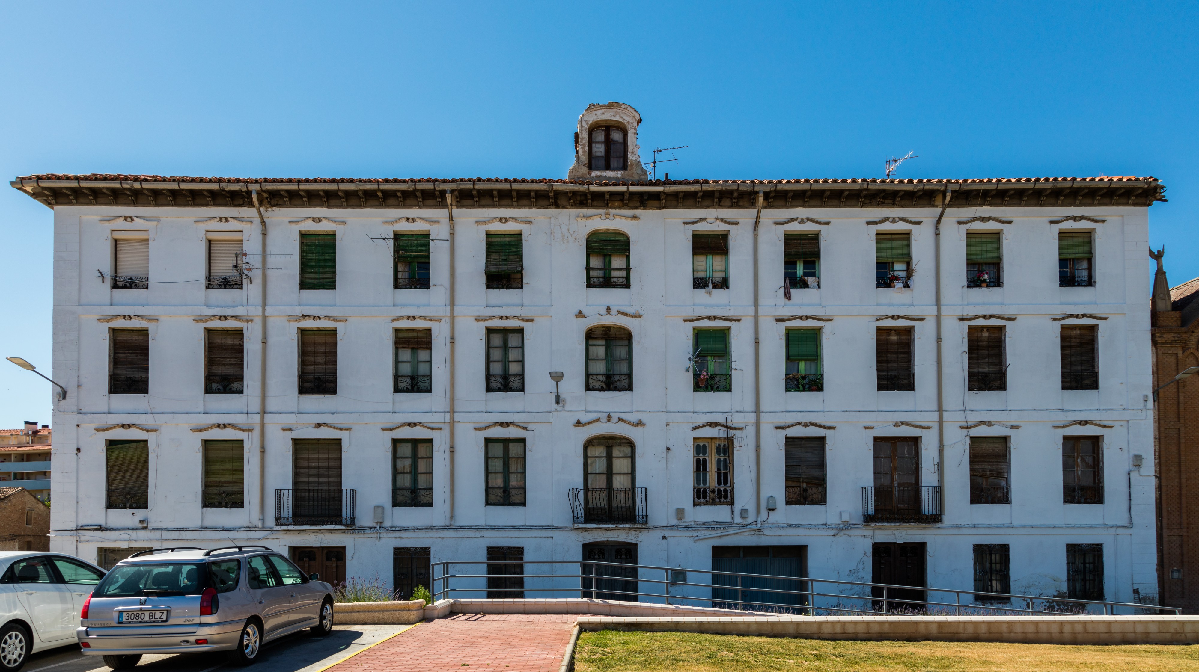Antigua casa residencial, calle Explanada Estación, Calatayud, España, 2016-06-21, DD 06