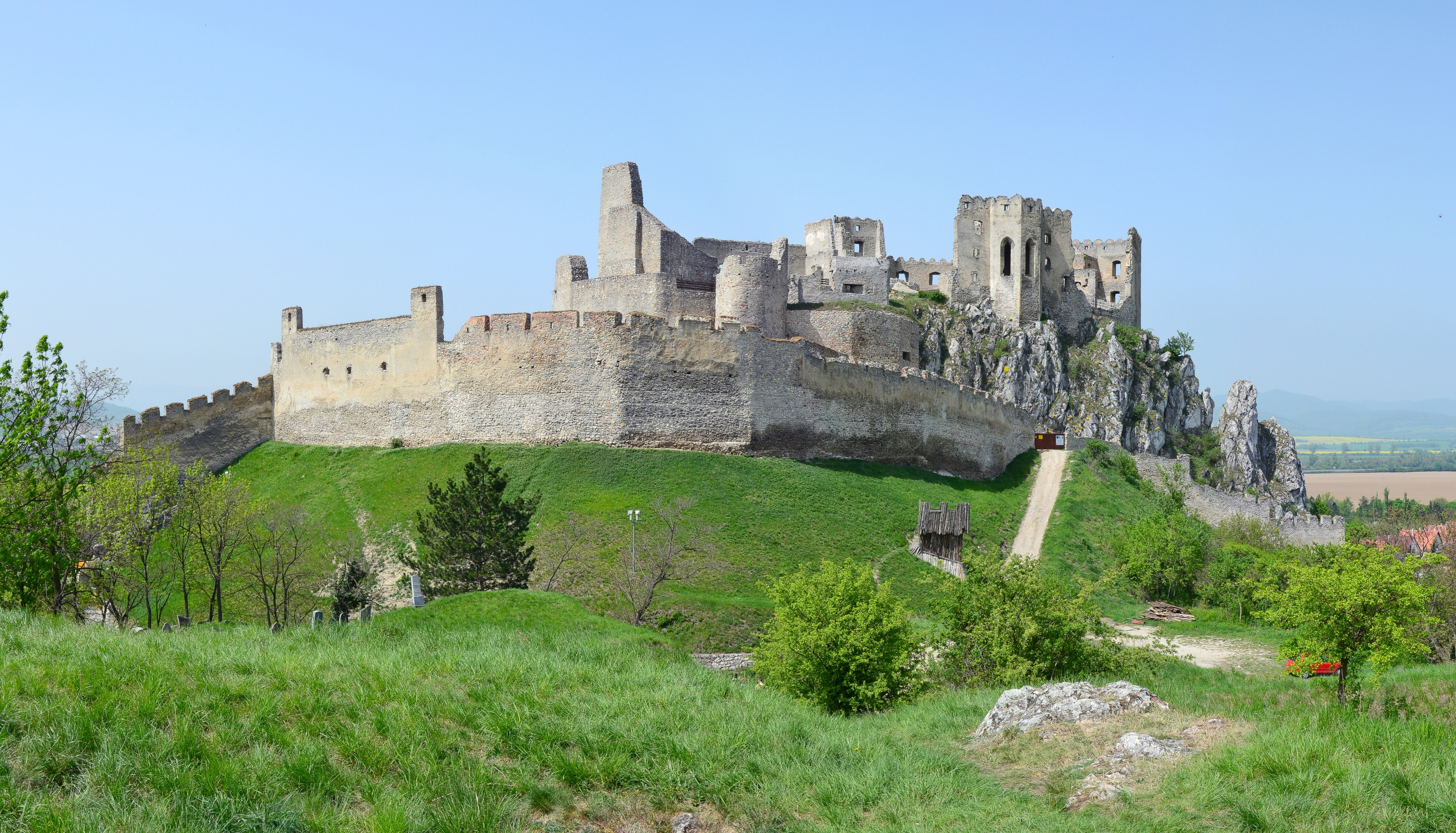 Beckov castle - panorama (by Pudelek)