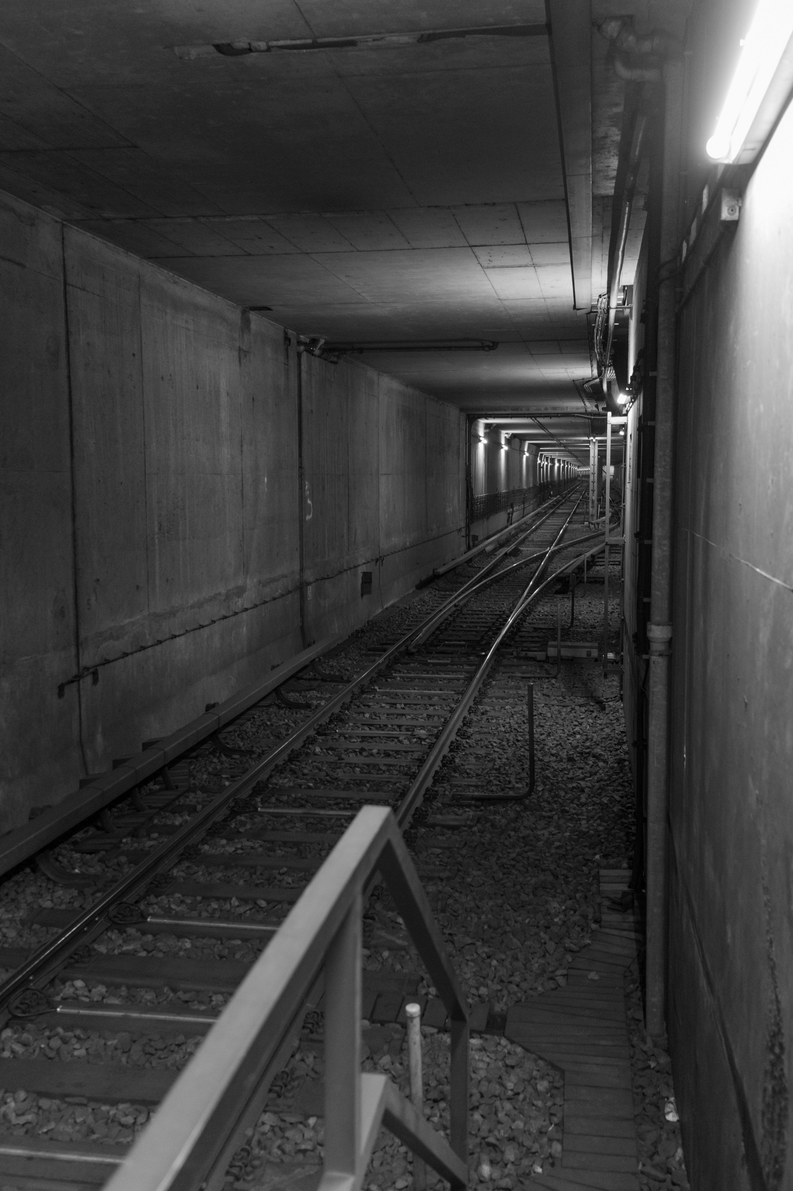 Beleuchteter Tunnel Westseite, U-Bahn-Haltestelle Harras, München