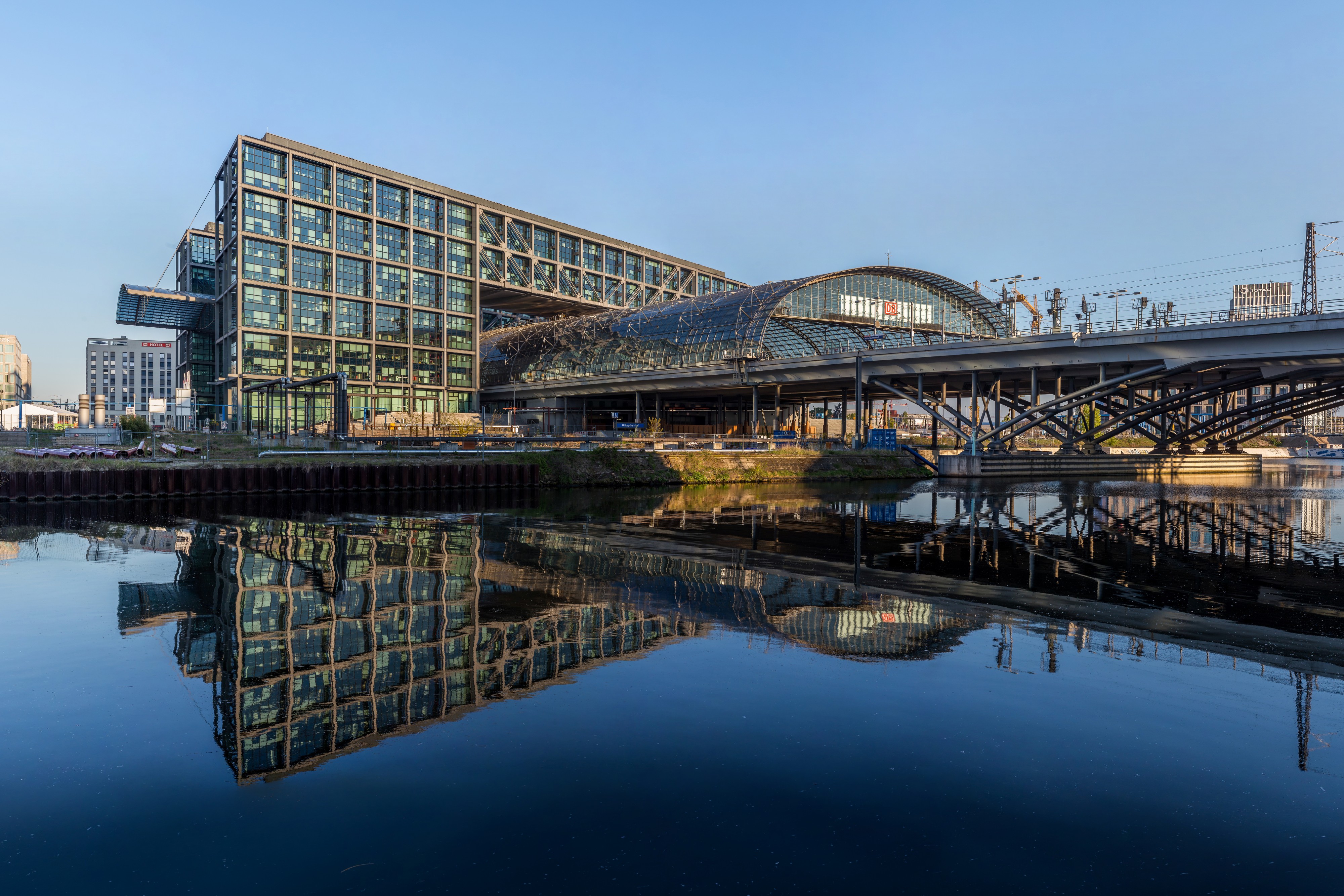 Berlin Hauptbahnhof, Ostseite, 170430, ako