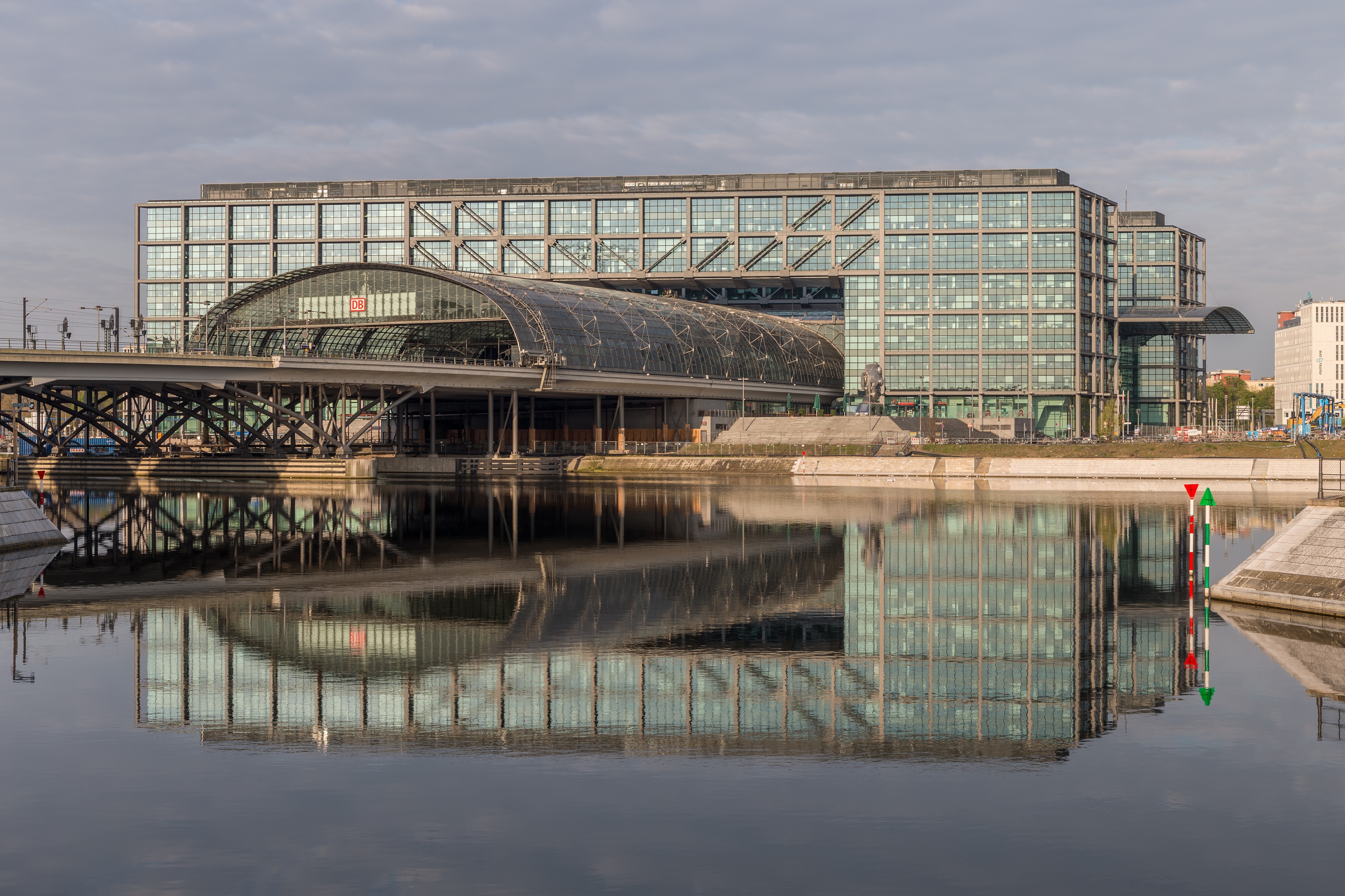 Berlin Hauptbahnhof Ostseite HDR