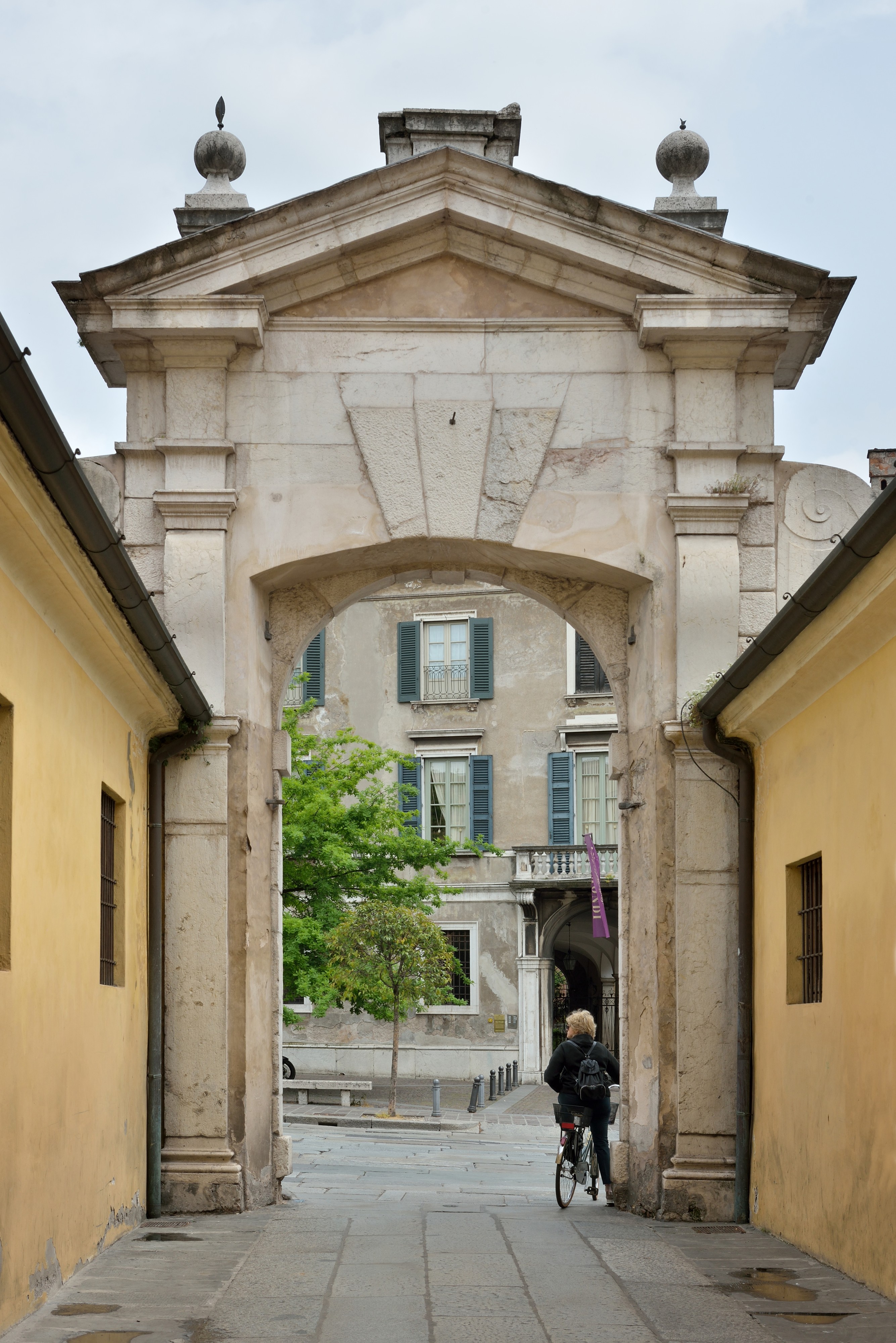 Brescia Broletto portale uscita