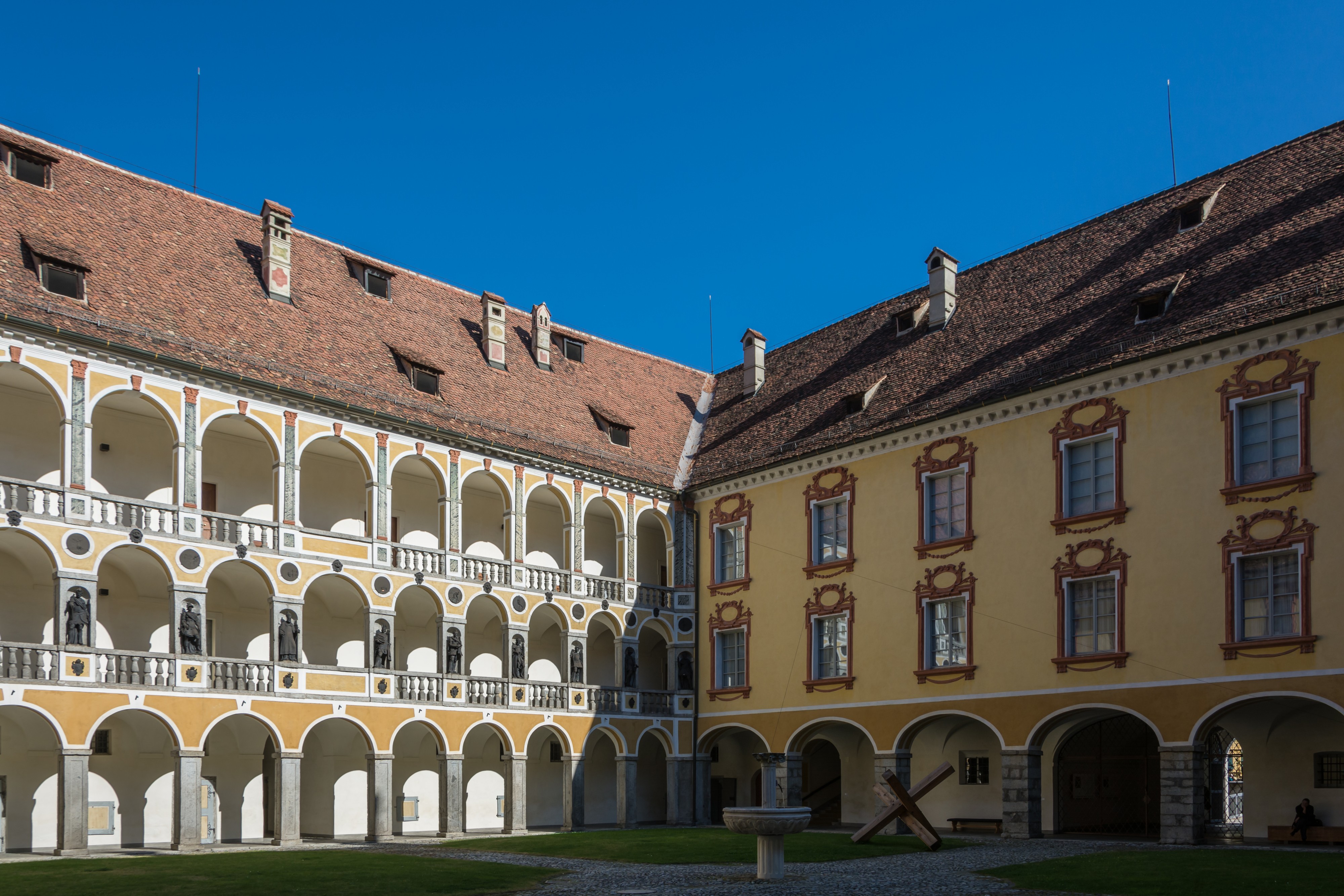 Brixner Hofburg Arkadenhof 03