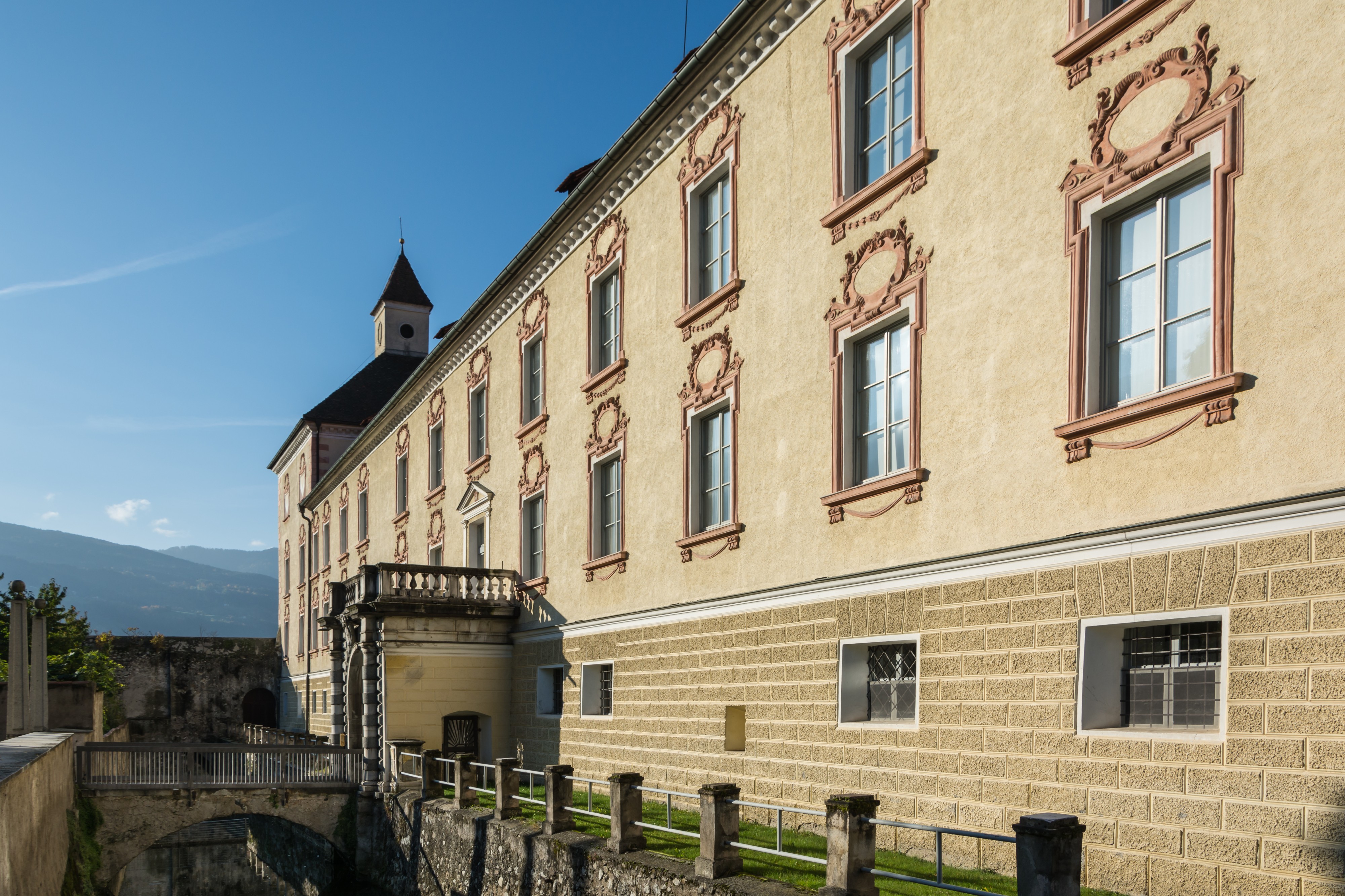 Brixner Hofburg Wassergraben 01