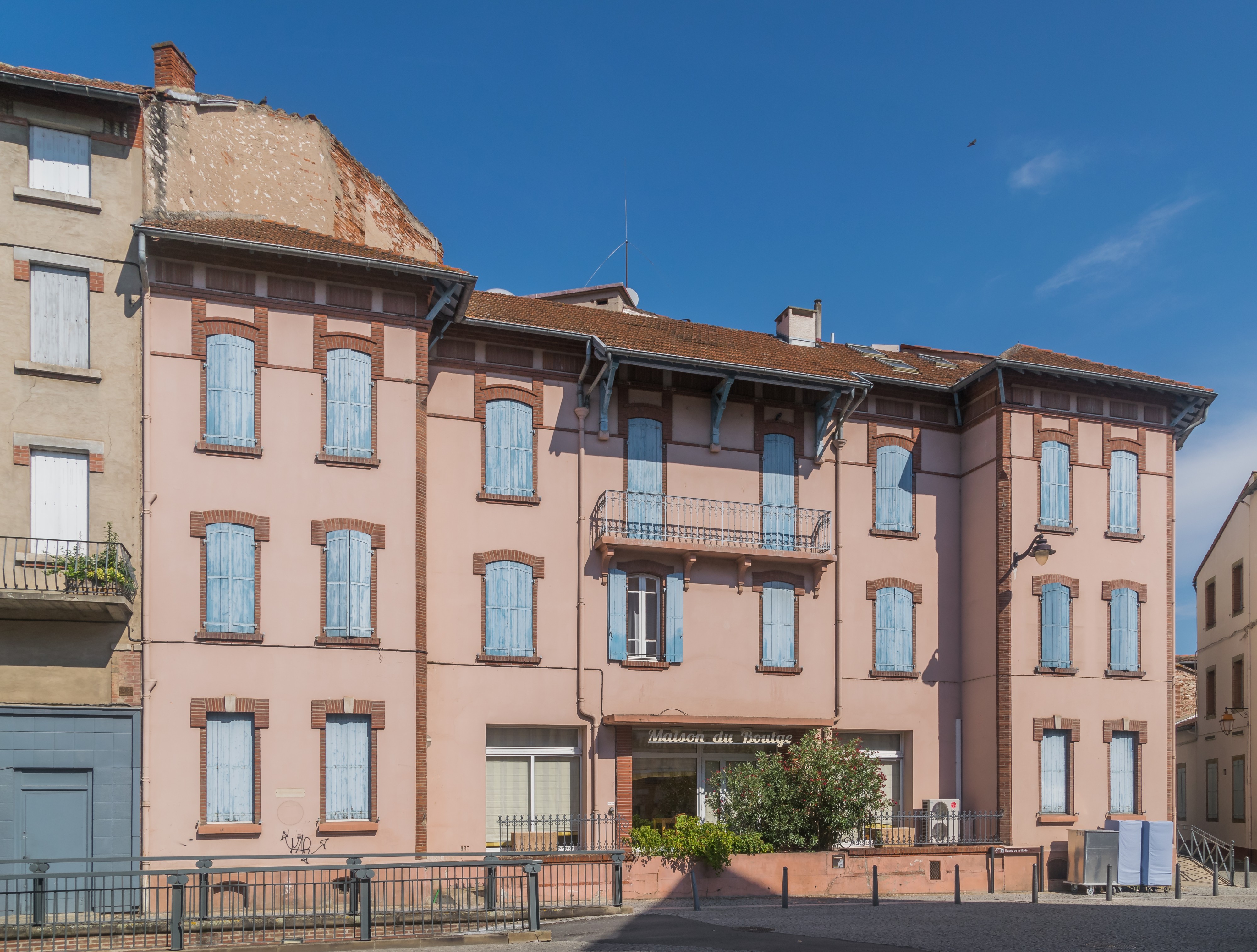 Building at 44 Rue Emile Grand in Albi