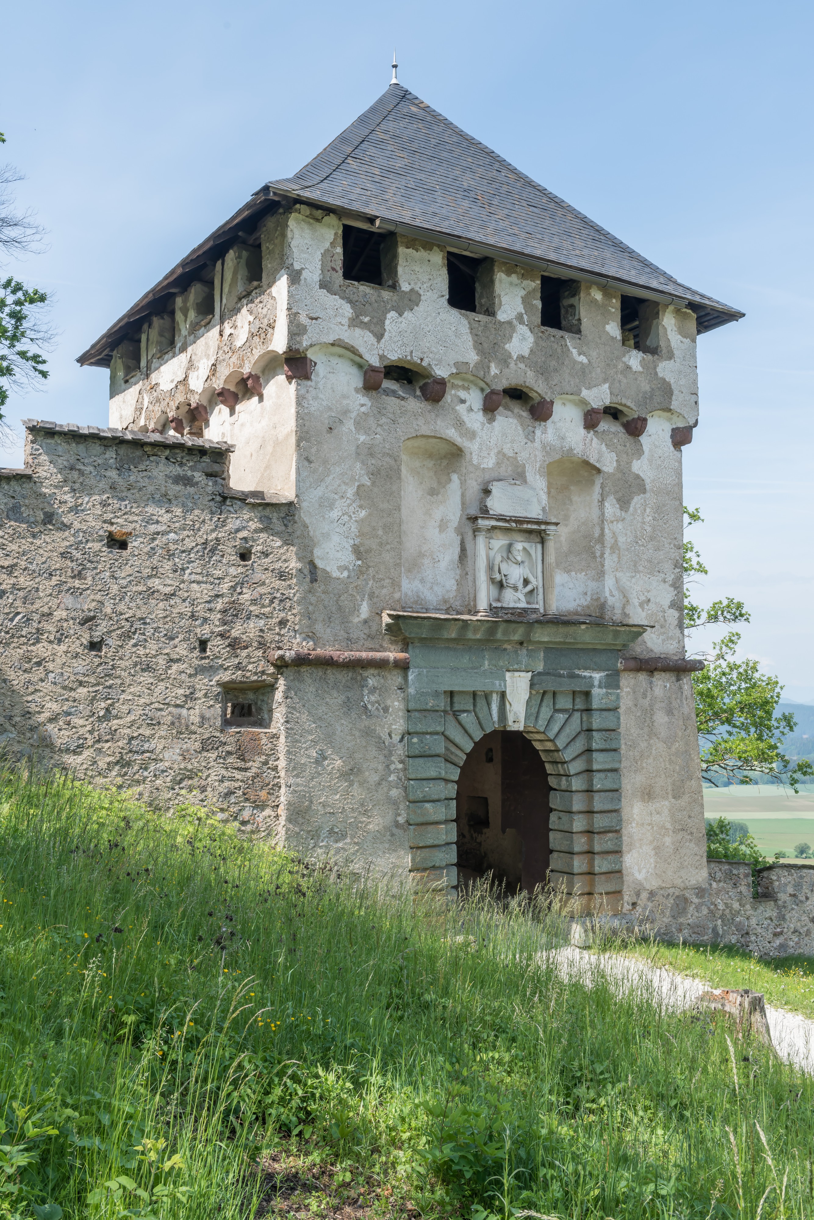 Burg Hochosterwitz 07 Khevenhuellertor 1582 01062015 4273