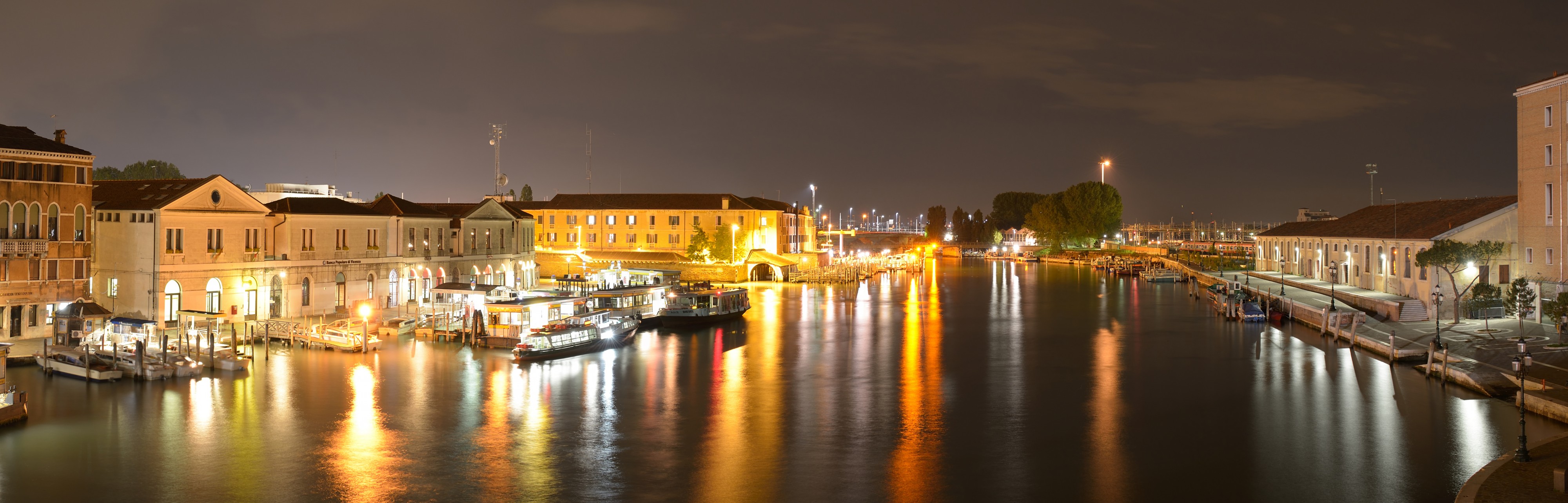 Canal Grande ovest vista notturana dal Ponte della Costituzione Venezia 2