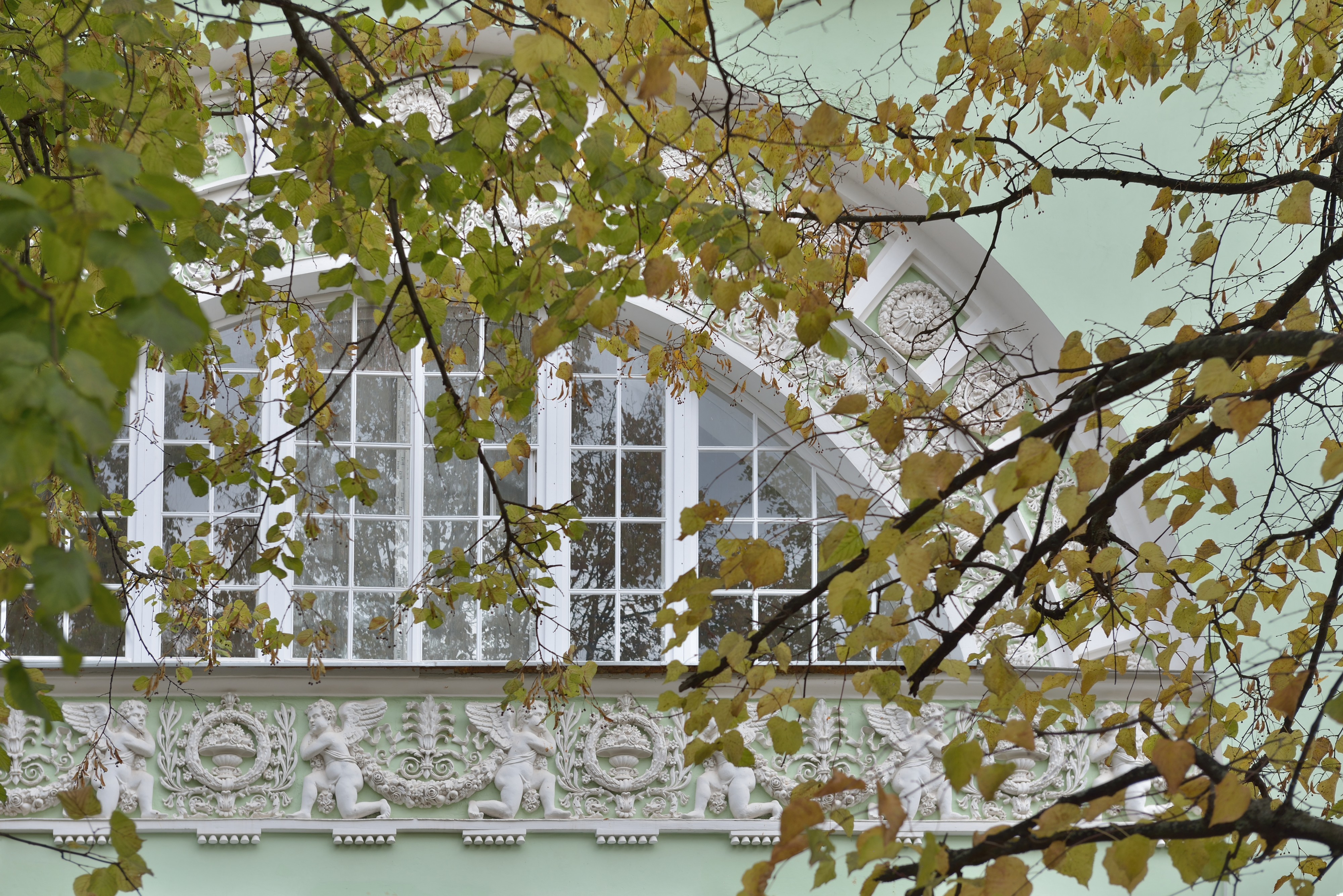 Catherine Palace near Saint Petersburg detail way to
