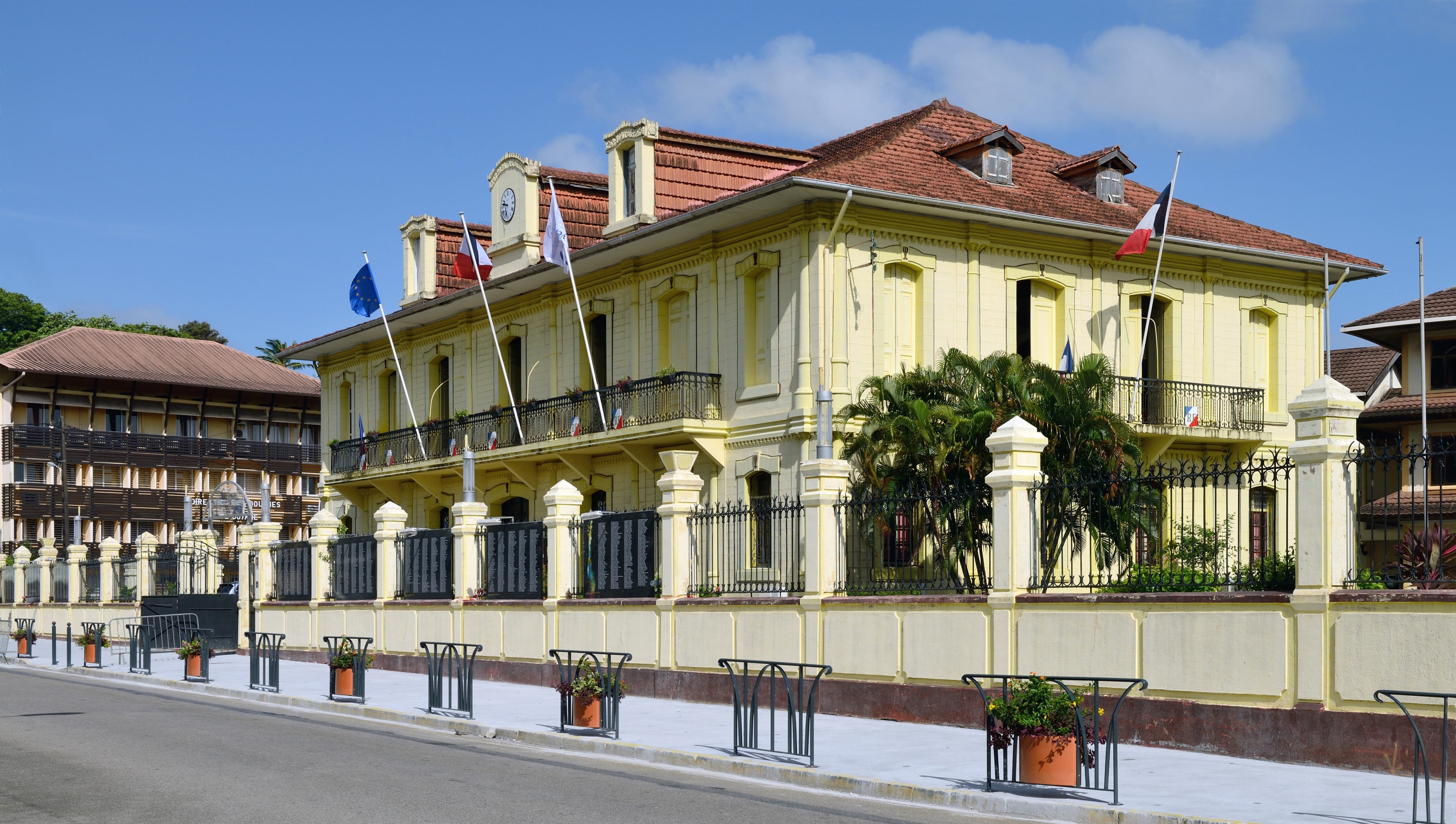 Cayenne hôtel de ville side view 2013