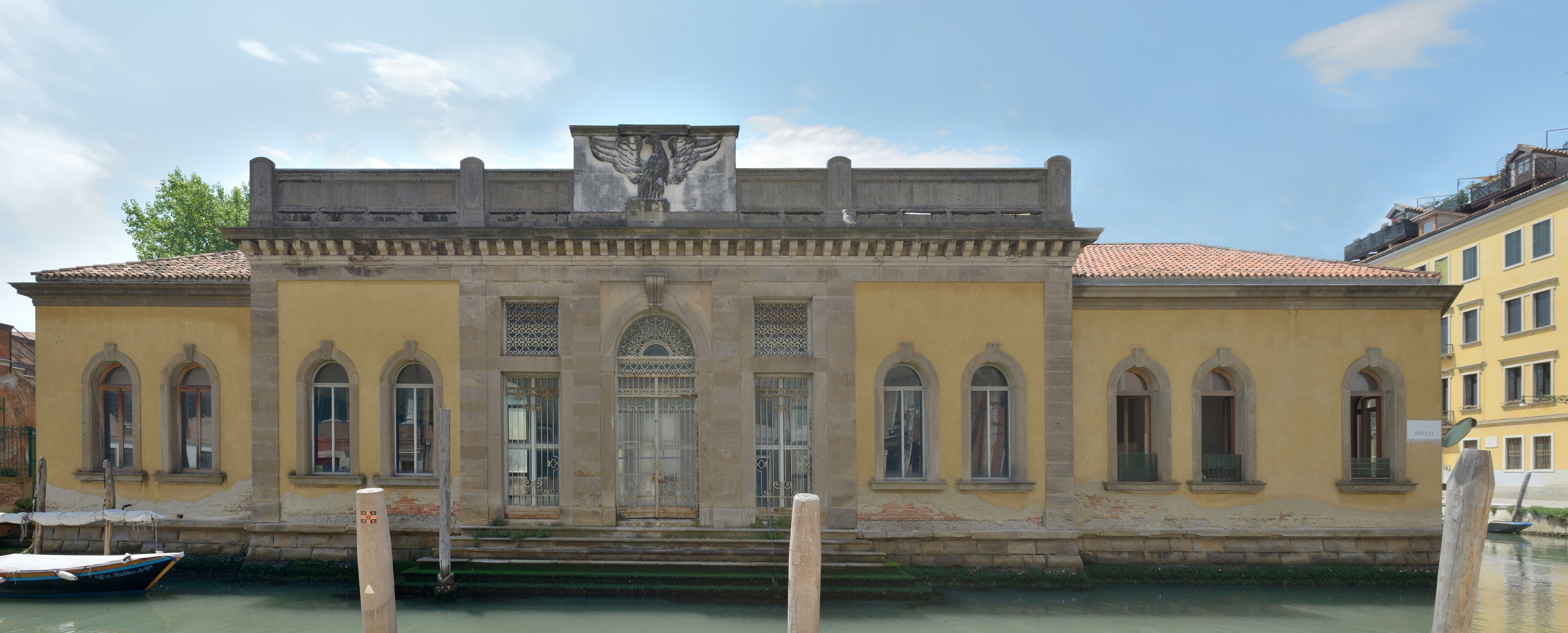 Dorsoduro Rio Briati Palazzo con aquila