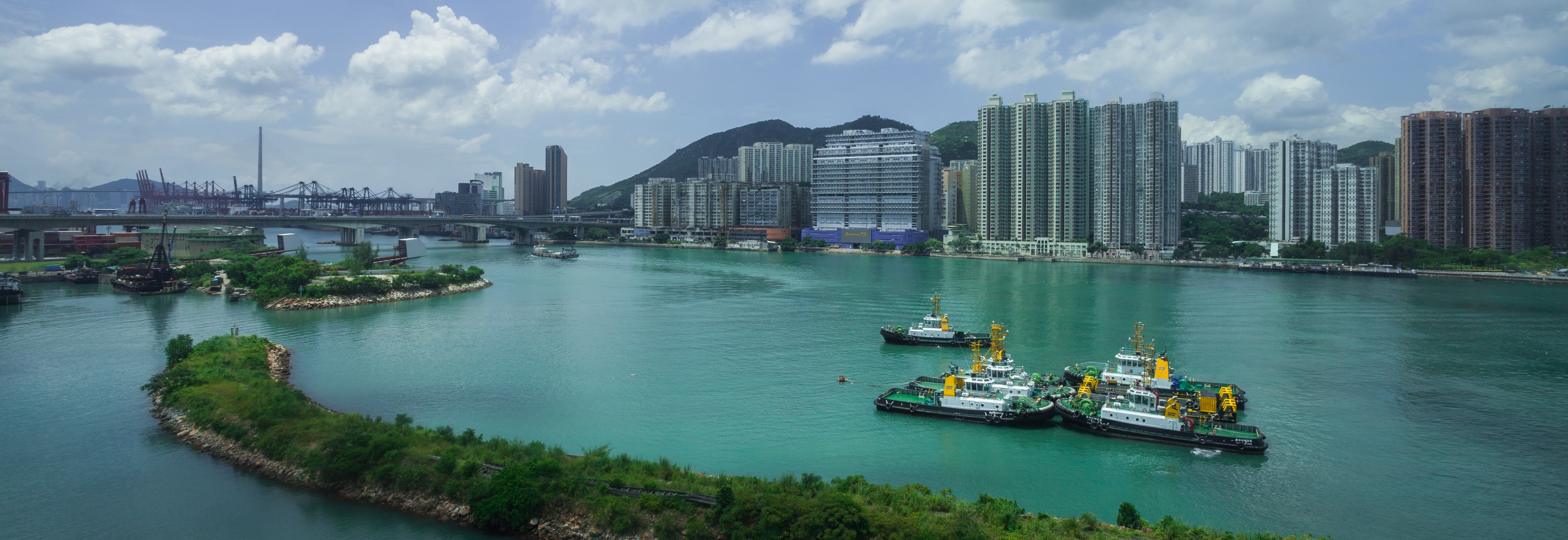Edificios en Tung Chung, Hong Kong, 2013-08-13, DD 01