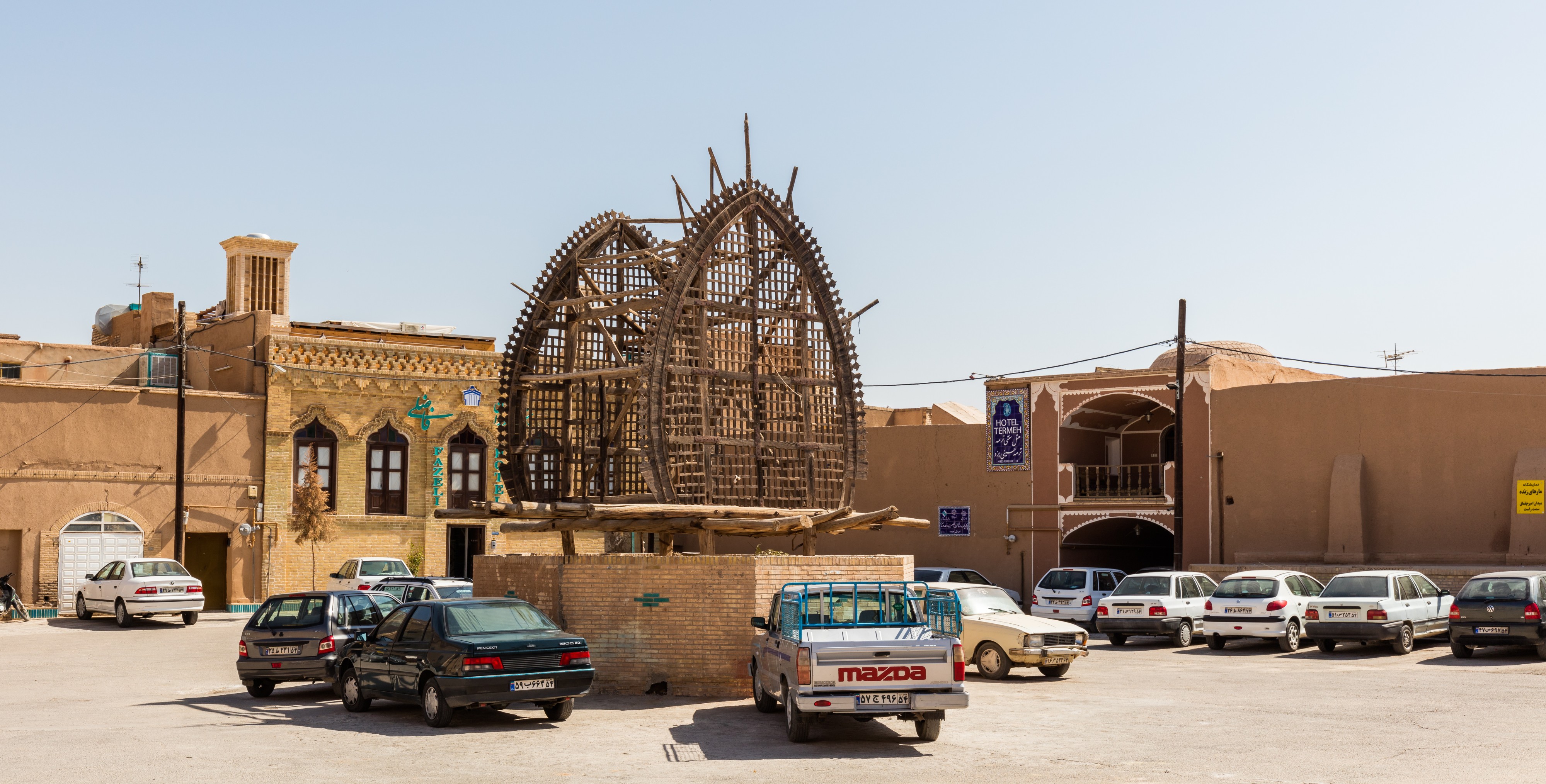 Edificios en Yazd, Irán, 2016-09-21, DD 16