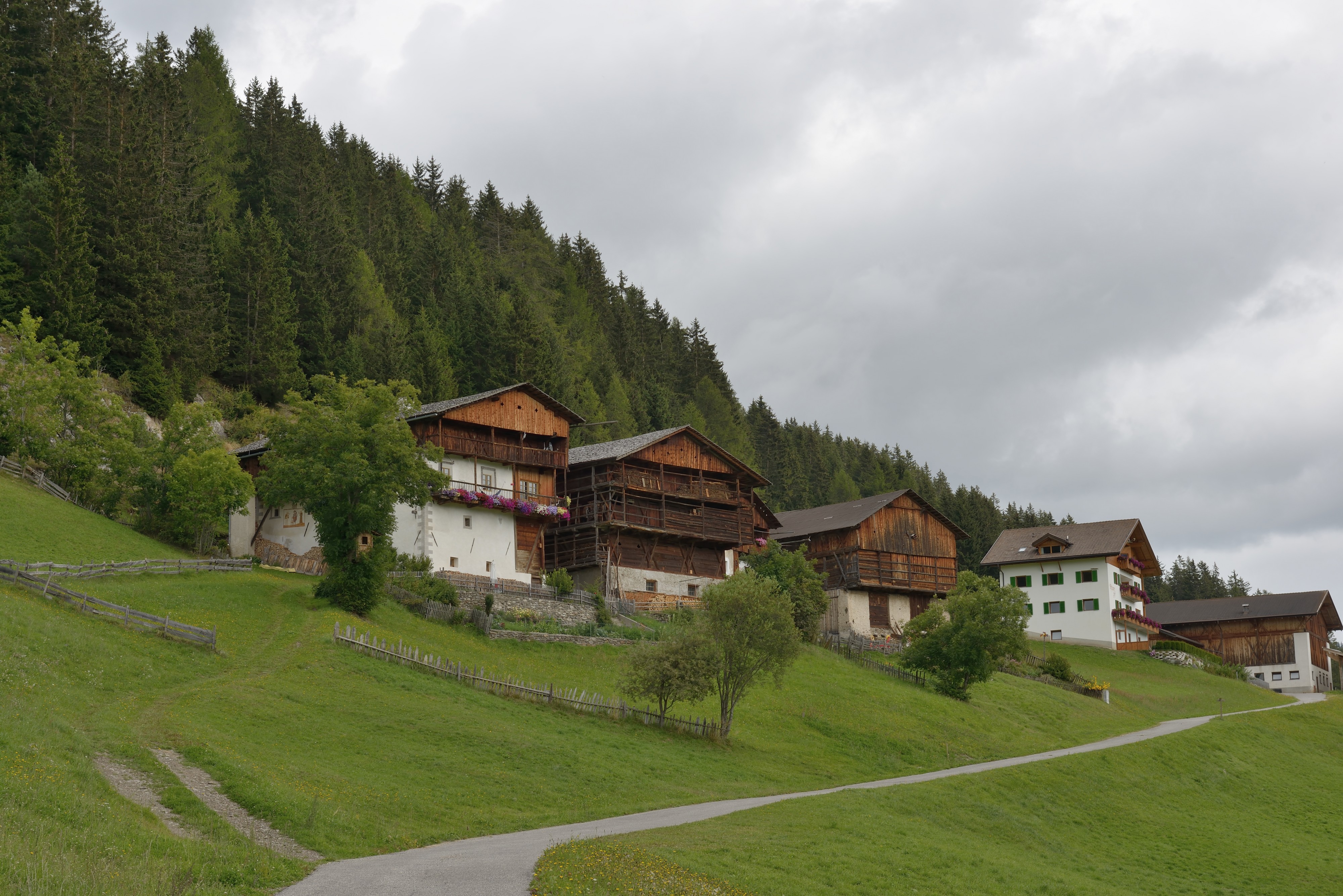 Feldthun mit Dreifaltigkeitskapelle Villnöß 01