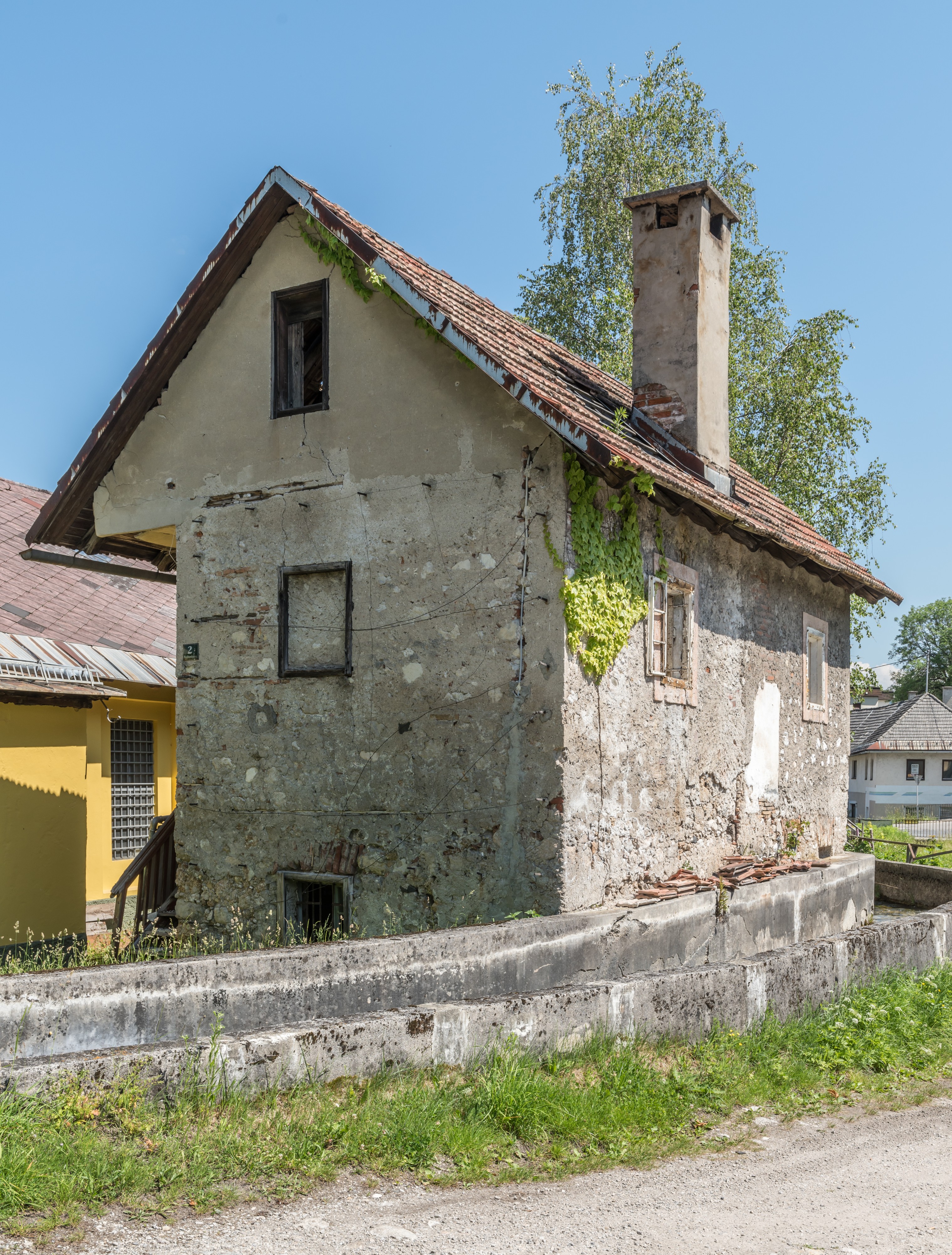 Ferlach Maschinenhausgasse 2 desolates Wohngebaeude 07062016 2517