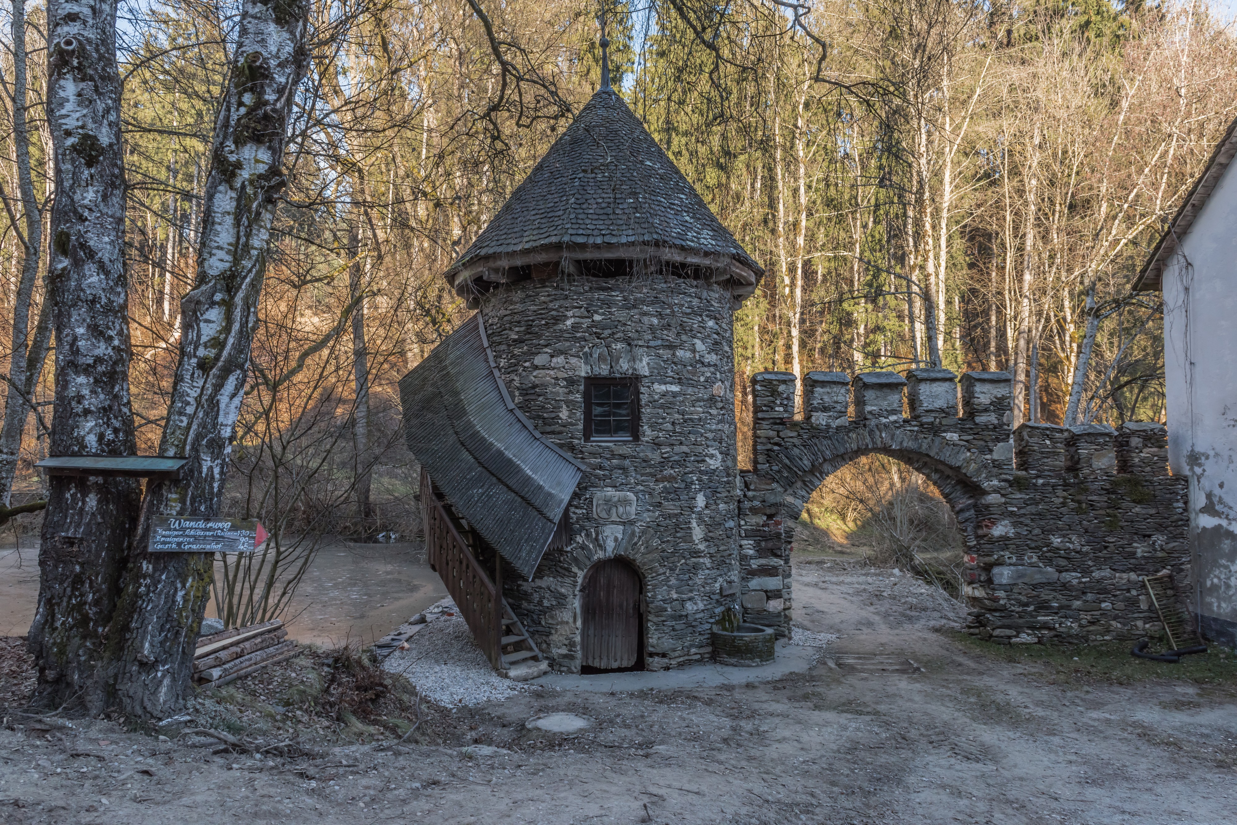 Frauenstein Schloss Wasserablaufschleusenturm und Zinnen-Tor 14122016 5652