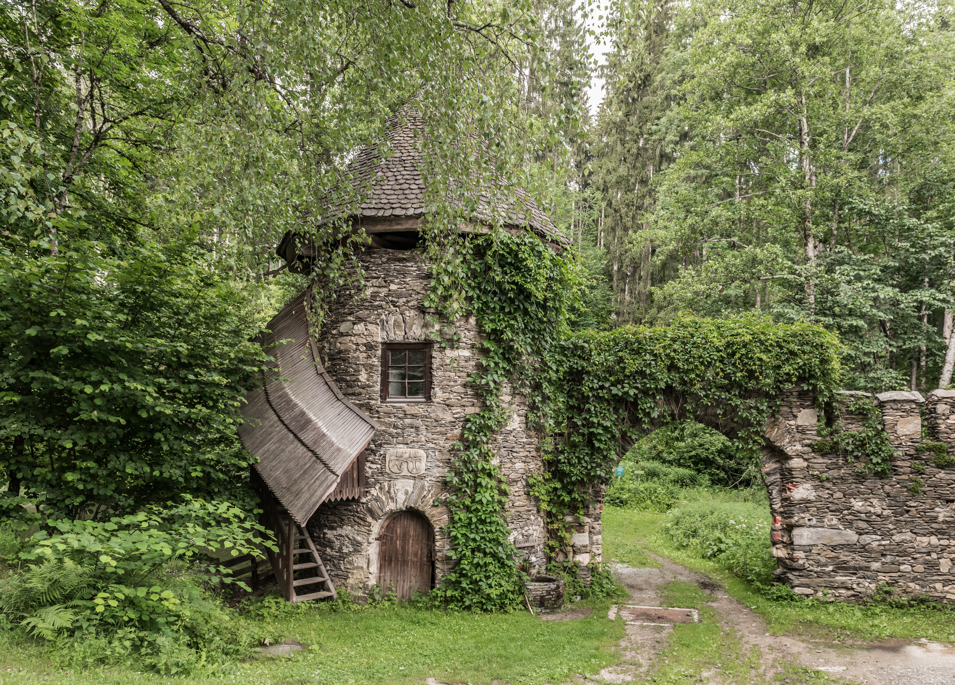 Frauenstein Schloss Wasserablaufschleusenturm und Zinnen-Tor 20082015 5008