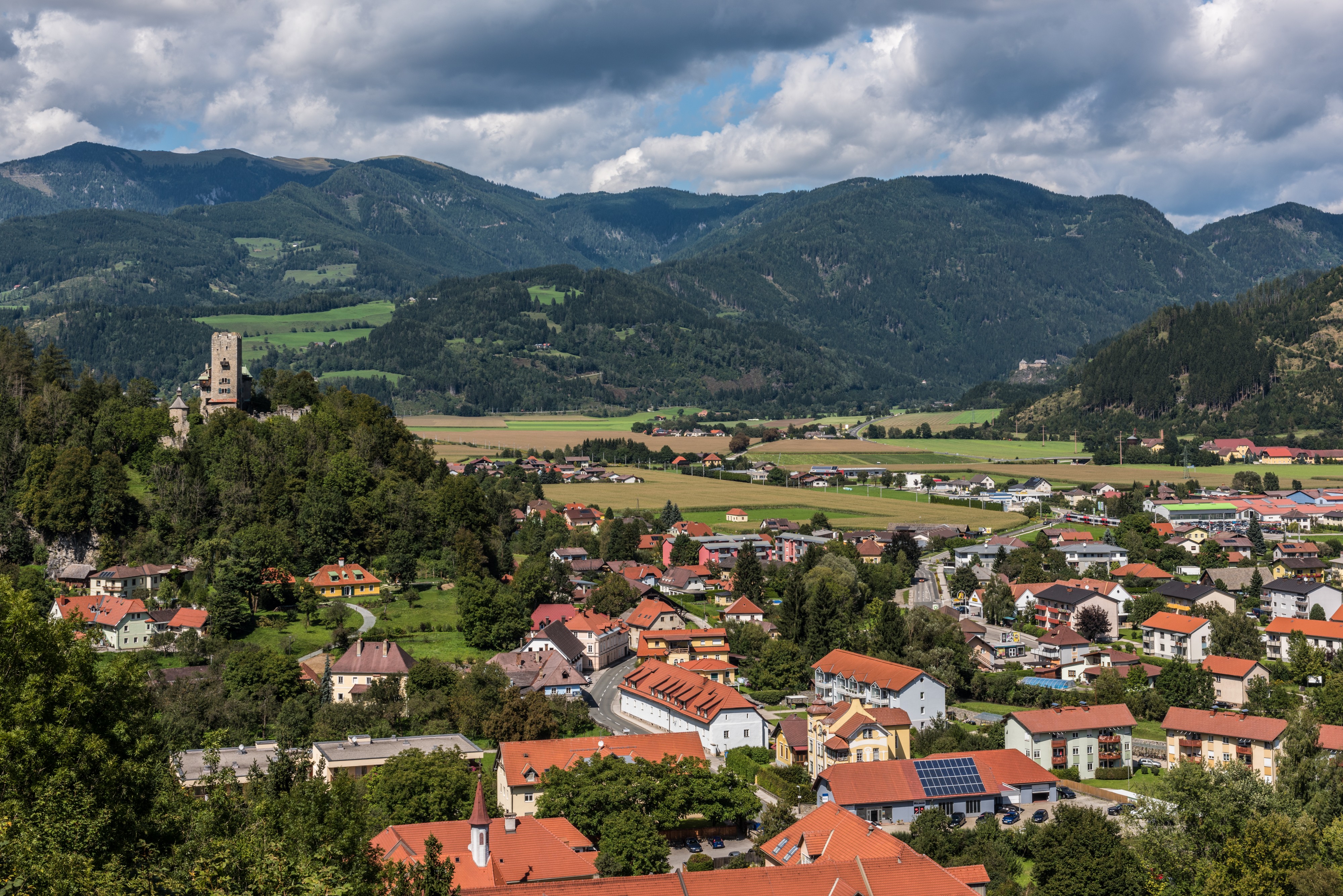 Friesach nordwestlicher Stadtteil mit Burg Geiersberg 04092017 0654