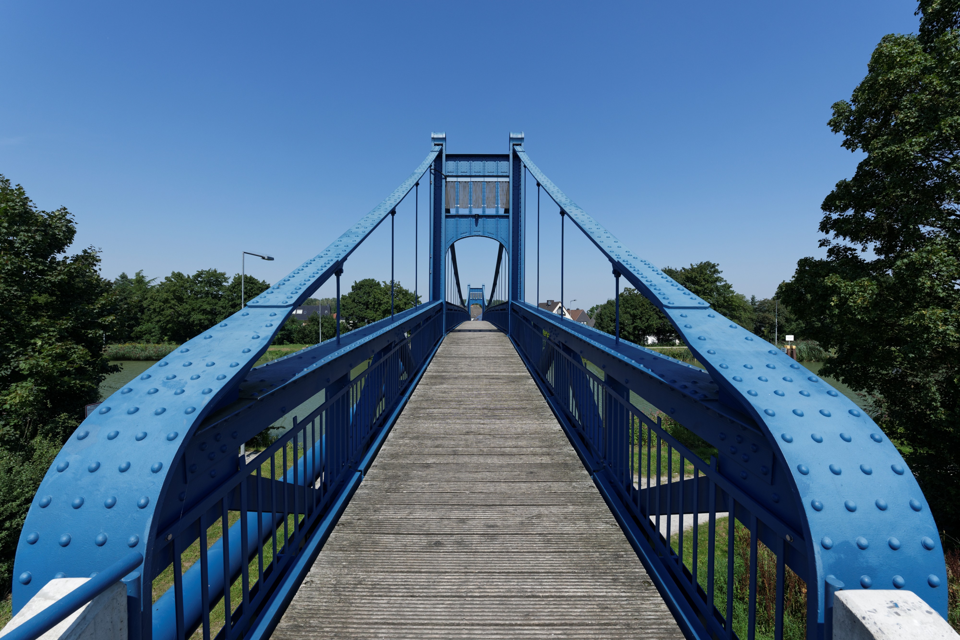 Fußgängerhängebrücke Schulweg-Steg im Stadtbezirk Hamm-Uentrop der kreisfreien Stadt Hamm in Nordrhein-Westfalen A1