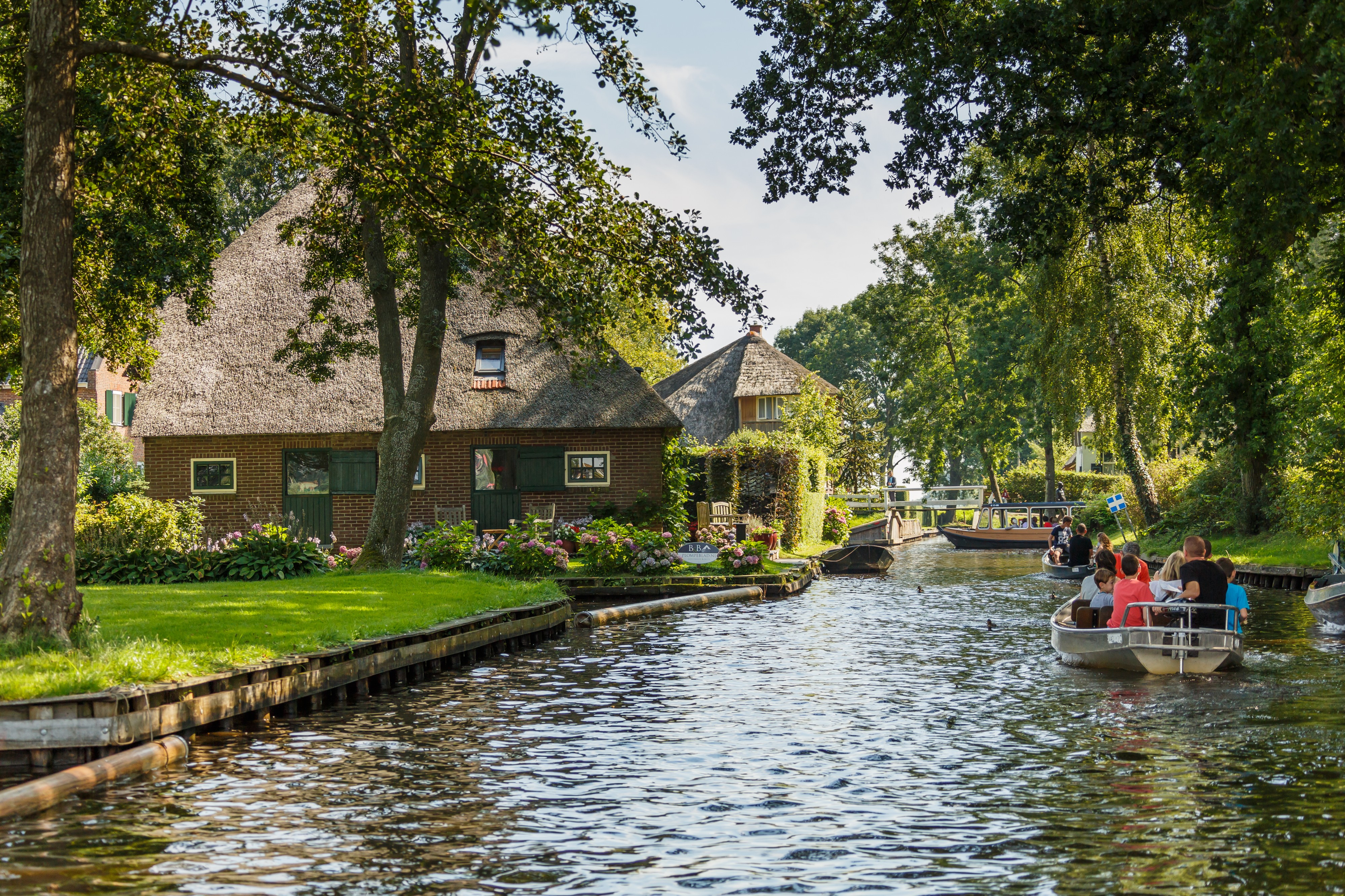 Giethoorn Netherlands Channels-and-houses-of-Giethoorn-06