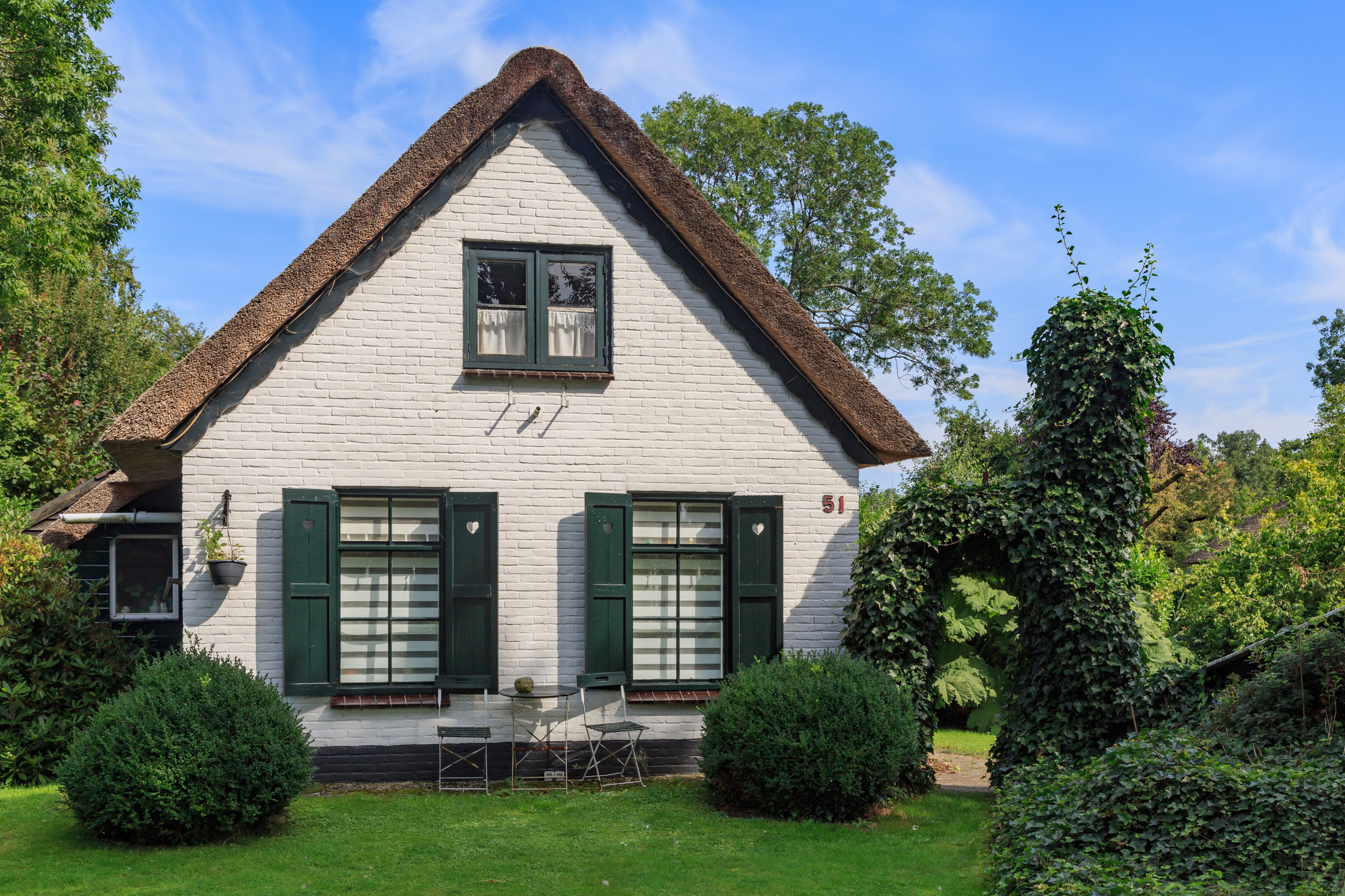 Giethoorn Netherlands Channels-and-houses-of-Giethoorn-17