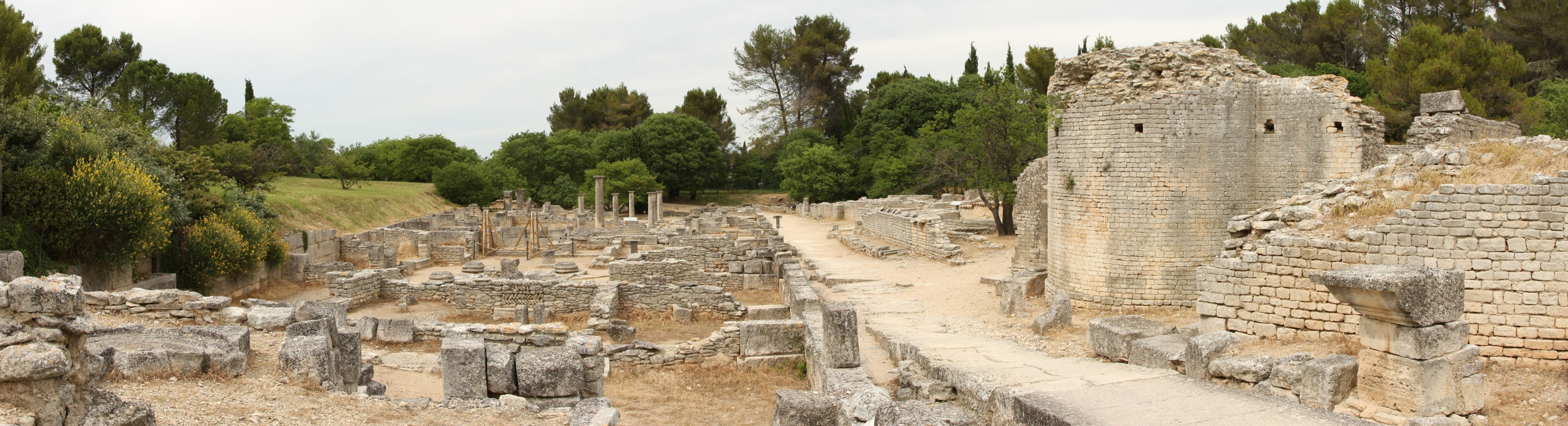 Glanum Curia Street Market