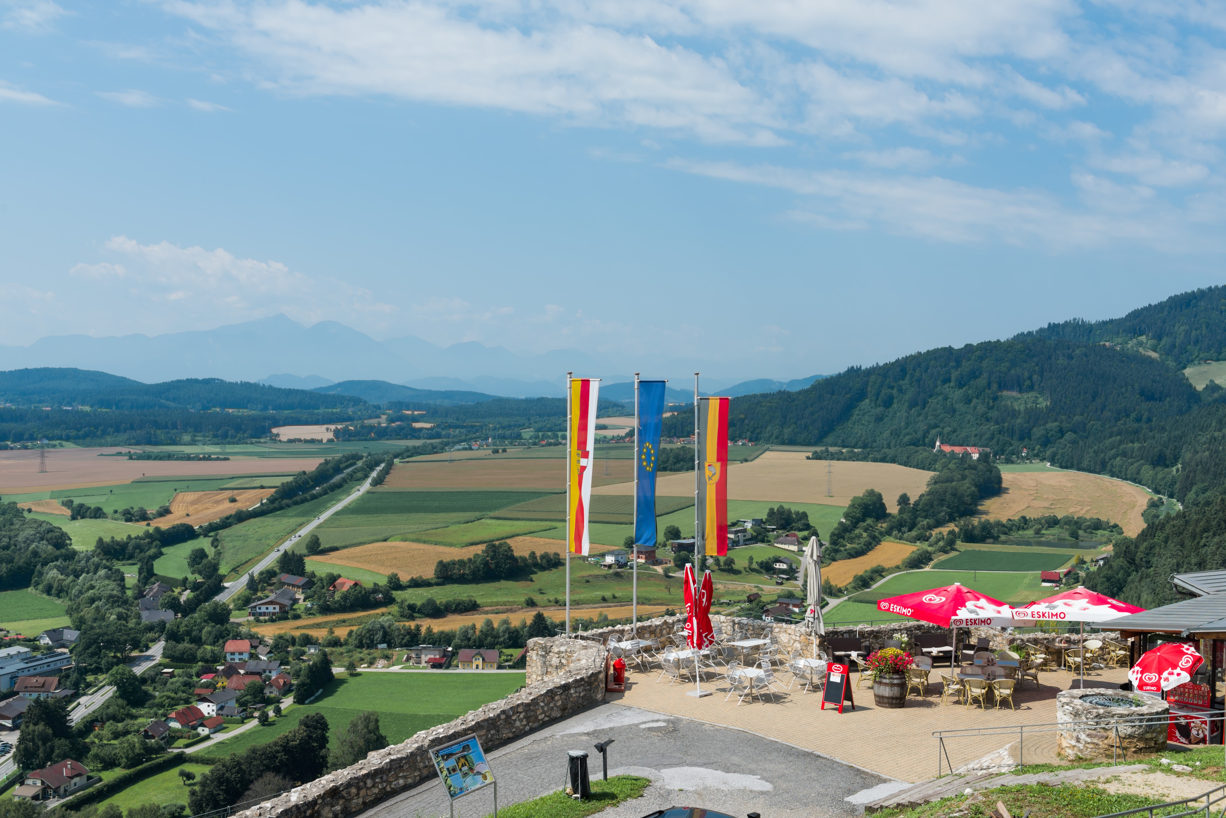 Griffen Burgruine Blick nach Westen 15072015 5814