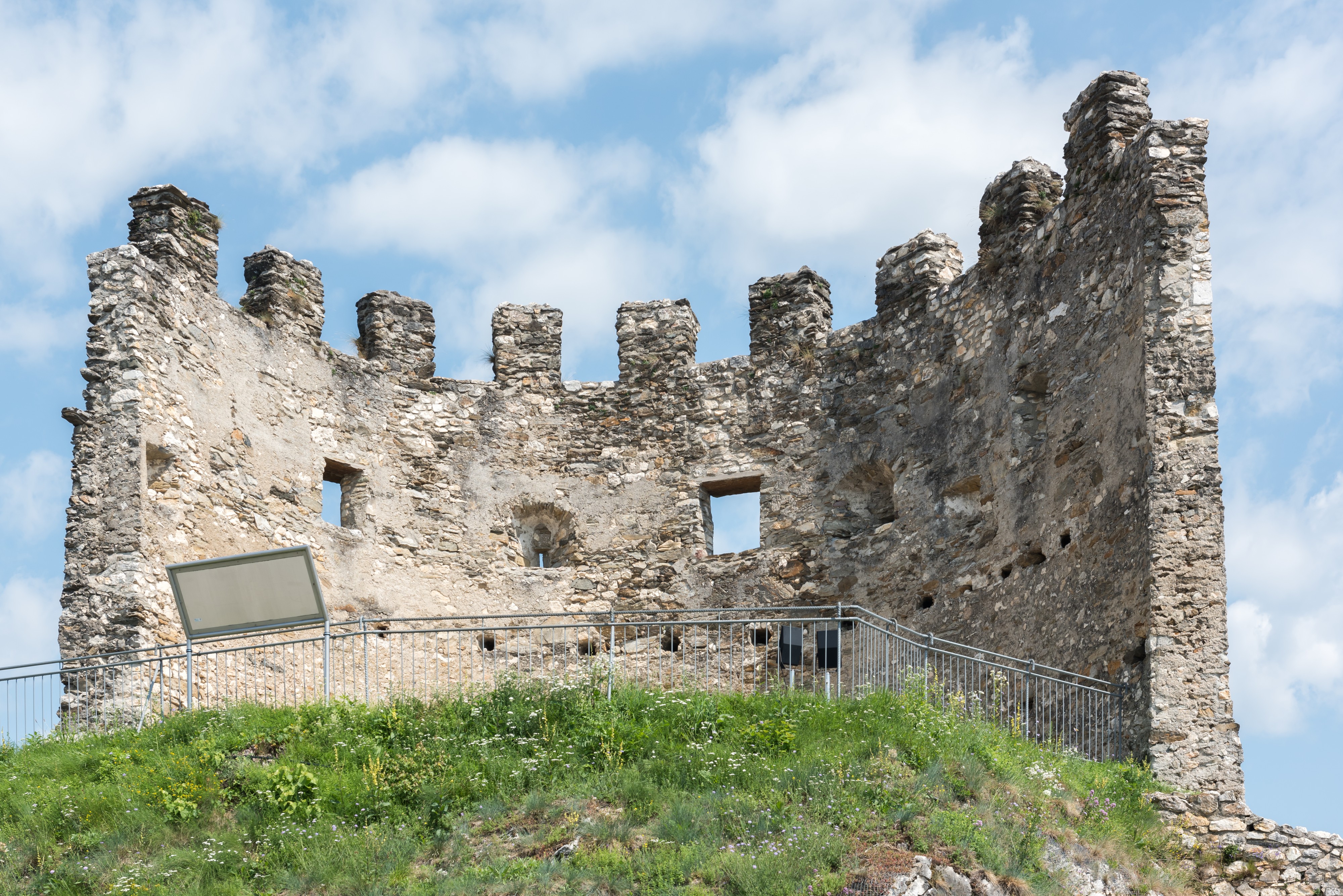Griffen Burgruine Nord-Turm 15072015 5810