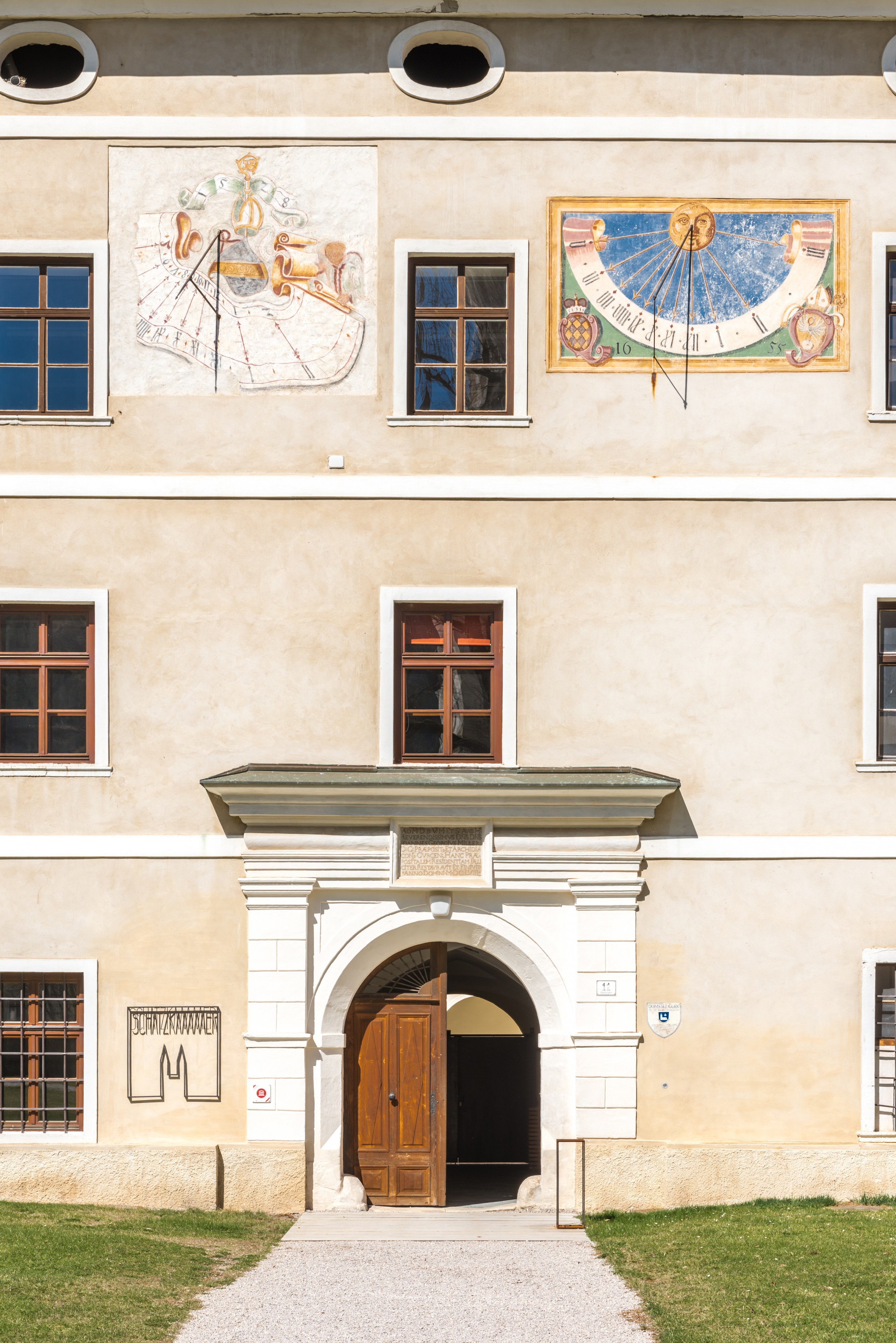 Gurk Domplatz 11 Propsthof Portal und Sonnenuhren 27032017 7085