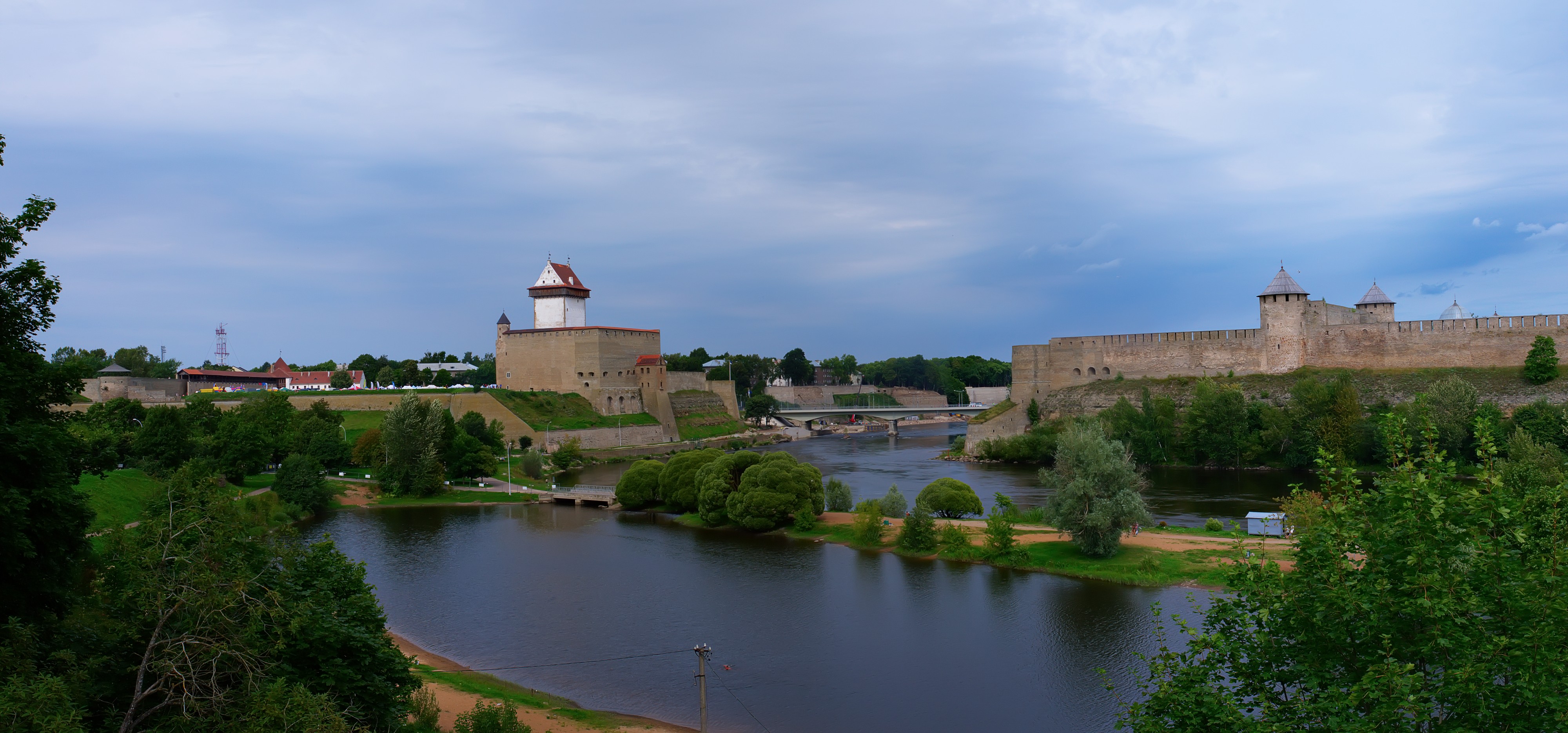 Ivangorod Fortress opposite the Narva Hermann Castle 2